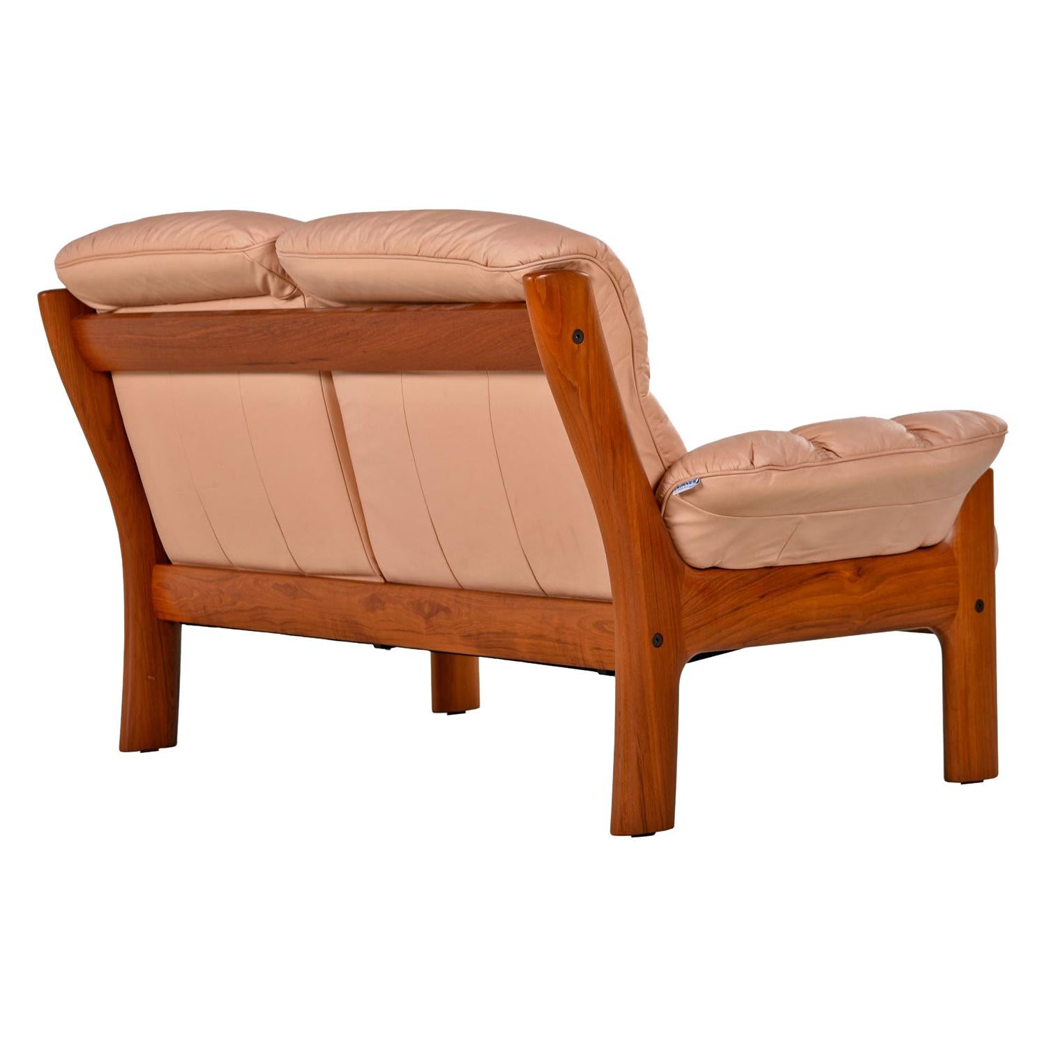 This pale rose colored pre-owned contemporary Ekornes Stressless Montana loveseat is in excellent condition. This piece was placed in a seldom used family room by the previous owner leaving the sofa in pristine condition. A masterful balance of