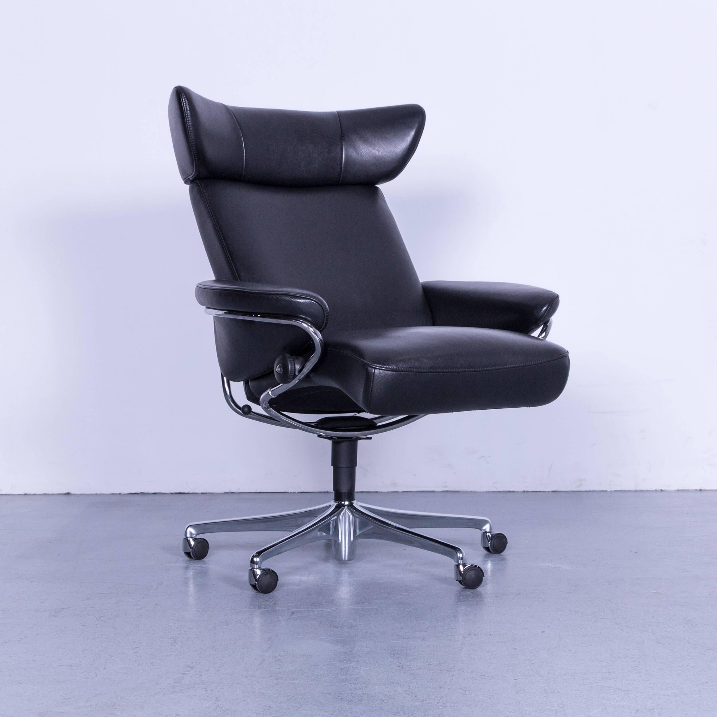 Stressless Jazz fauteuil de bureau design en cuir noir avec pouf et fonction.
