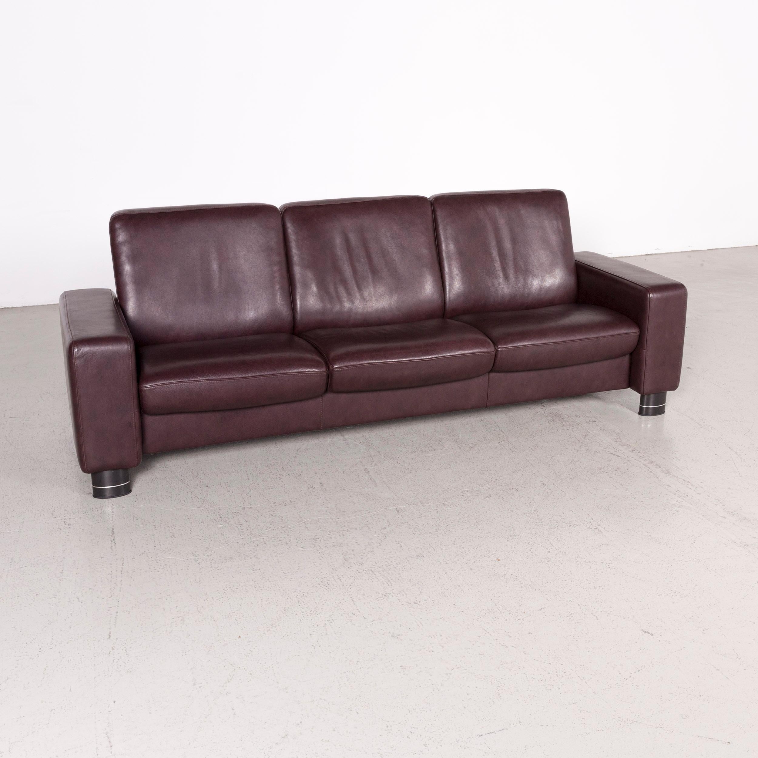 We bring to you a Stressless Jazz designer leather sofa eggplant three-sear real leather couch.
 

Product measures in centimeters:

Depth: 75
Width: 235
Height: 80
Seat-height: 45
Rest-height: 55
Seat-depth: 50
Seat-width: