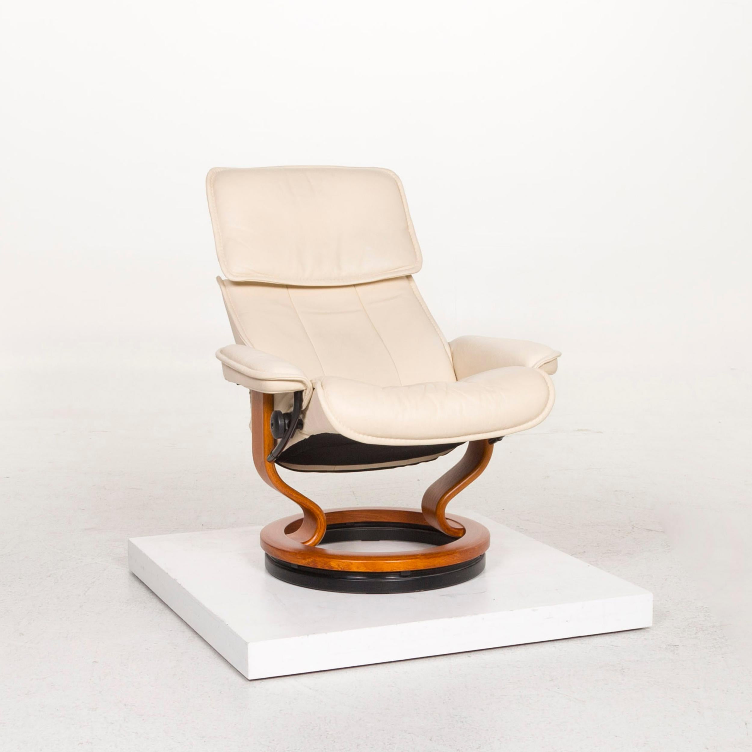 We bring to you a Stressless leather armchair cream relax function function.
 SKU: #12717
 

 Product Measurements in centimeters:
 

 depth: 73
 width: 79
 height: 99
 seat-height: 45
 rest-height: 56
 seat-depth: 47
 seat-width: 55
