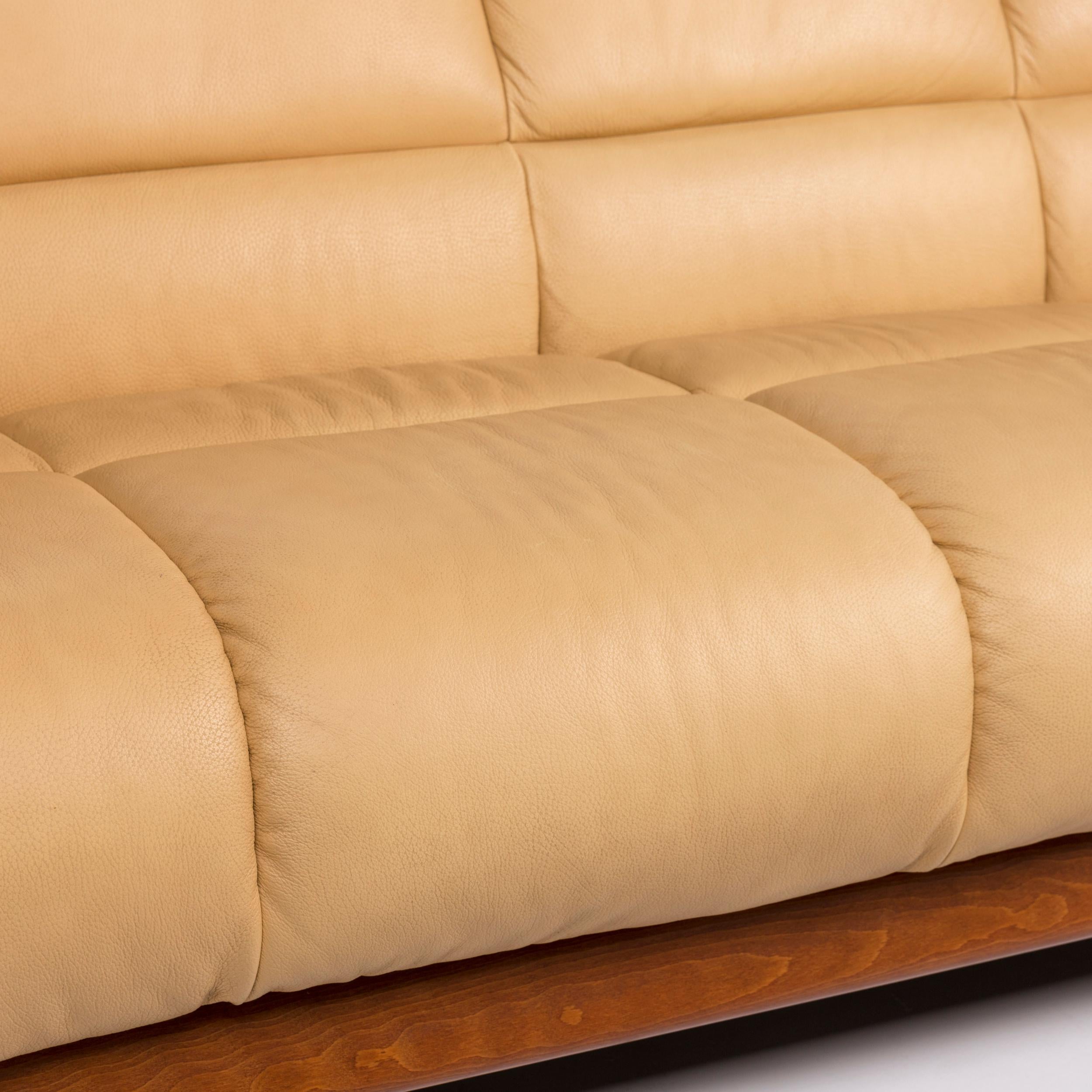 We bring to you a Stressless leather sofa beige four-seat couch.
 
 

 Product measurements in centimeters:
 

Depth: 89
Width: 217
Height: 81
Seat-height: 47
Rest-height: 62
Seat-depth: 54
Seat-width: 168
Back-height: 35.
 