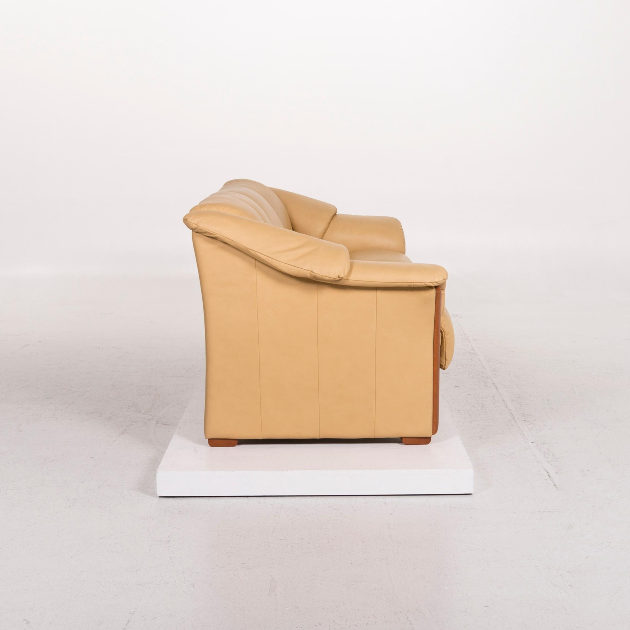 Stressless Leather Sofa Beige Four-Seat Couch In Good Condition In Cologne, DE