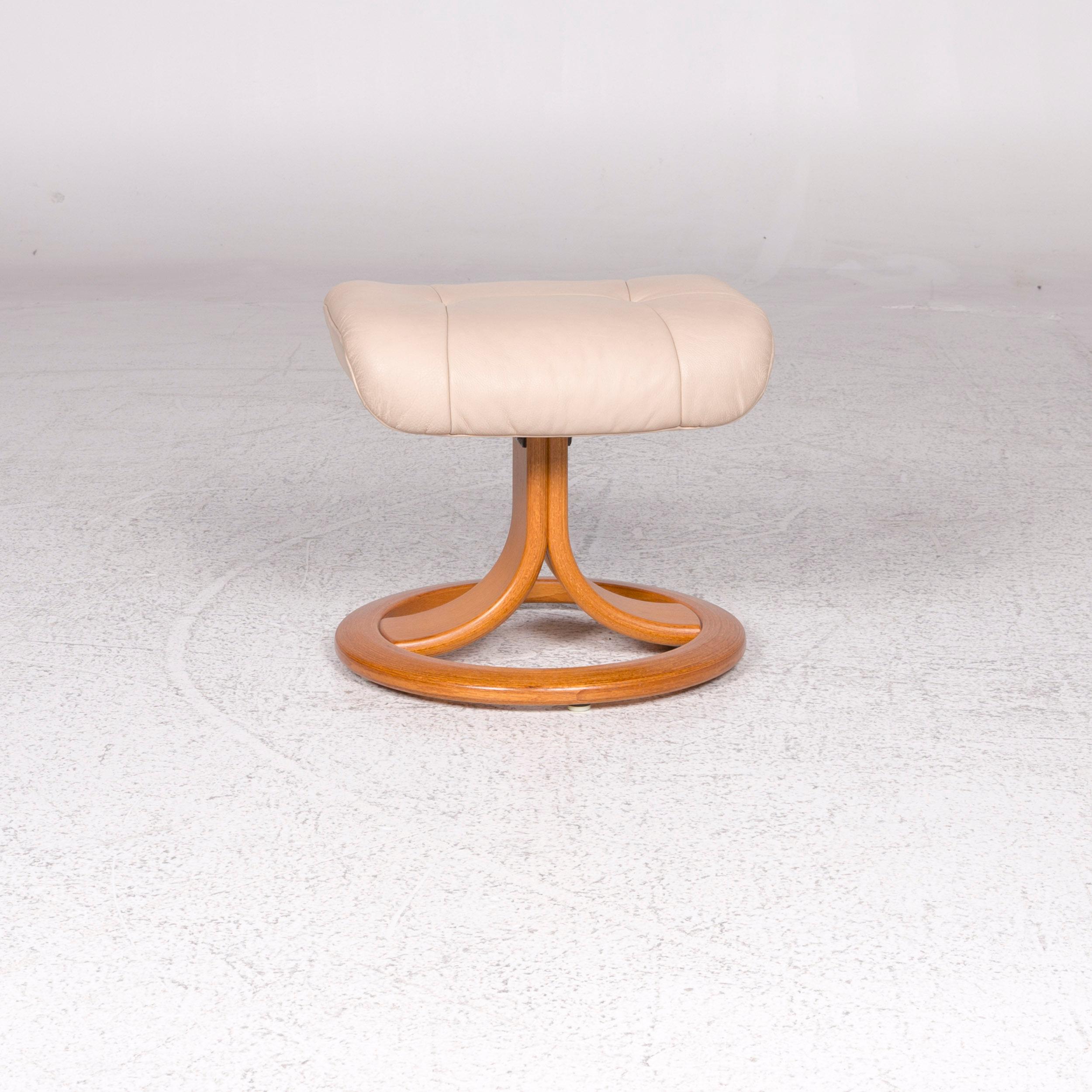 We bring to you a Stressless leather stool beige.
   
 
 Product measurements in centimeters:
 
 Depth 46
Width 48
Height 42.





  