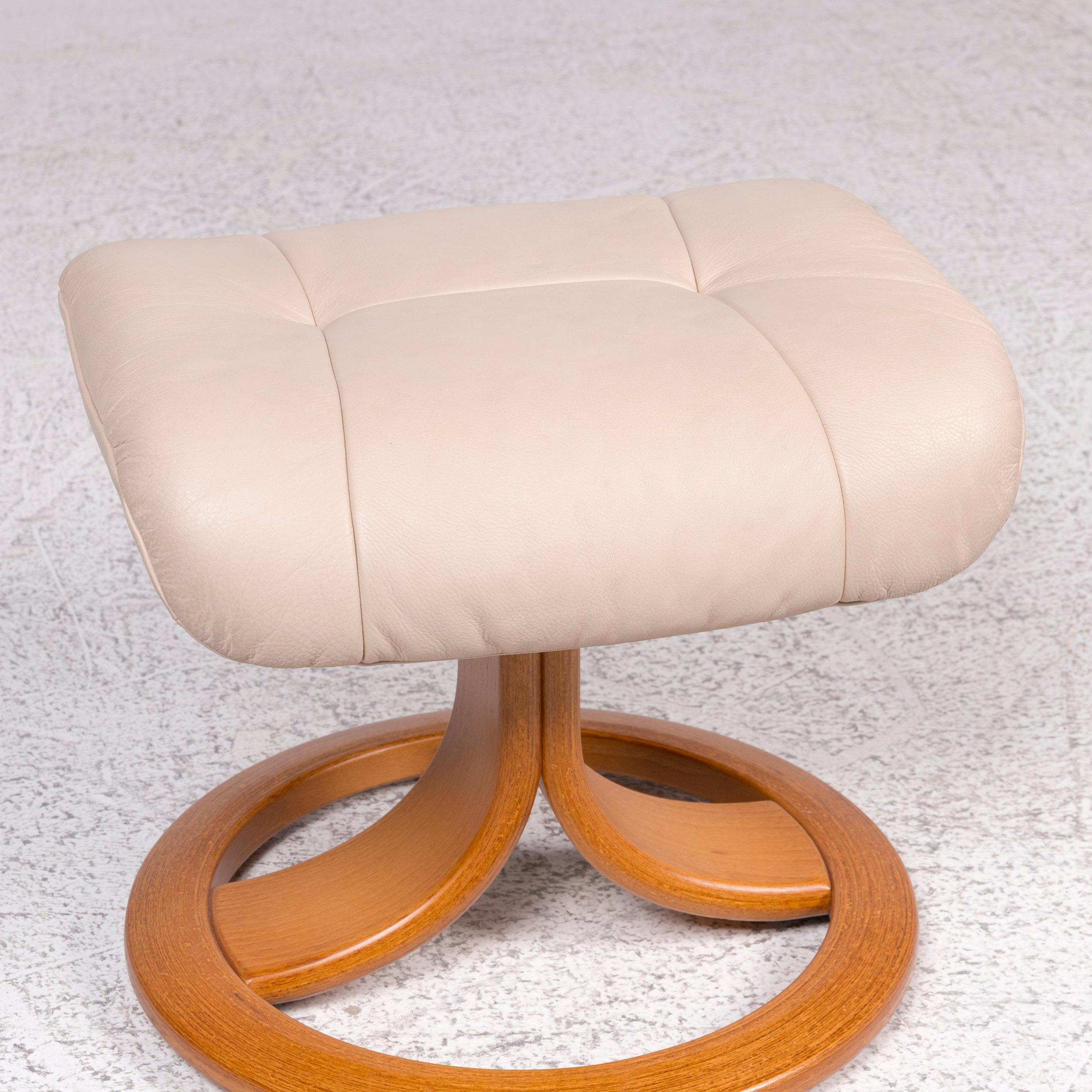 We bring to you a stressless leather stool beige.

 Product measurements in centimeters:
 
Depth 46
Width 48
Height 42.





  
