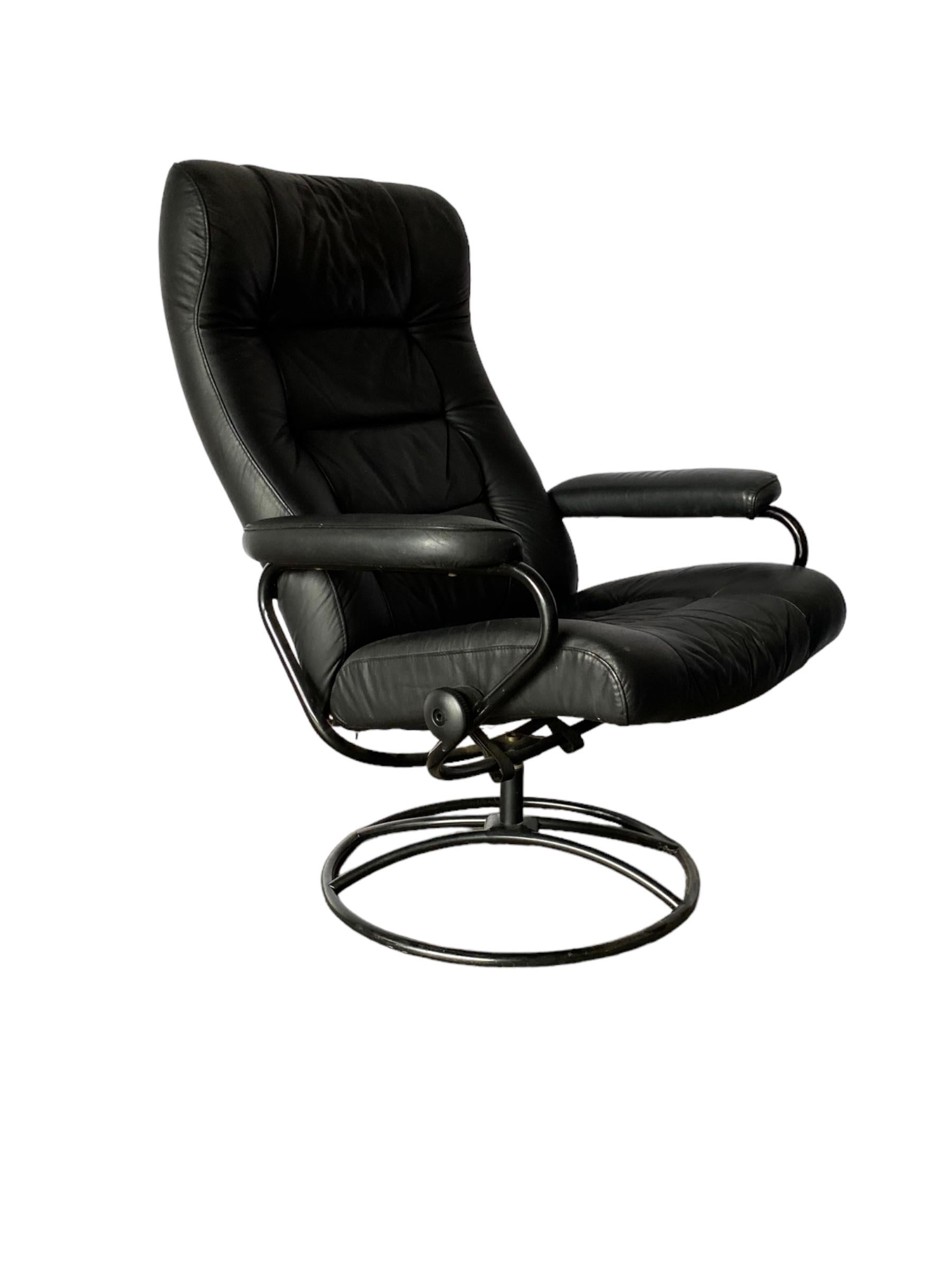 Stressless Lounge Chair and Ottoman in Black For Sale at 1stDibs