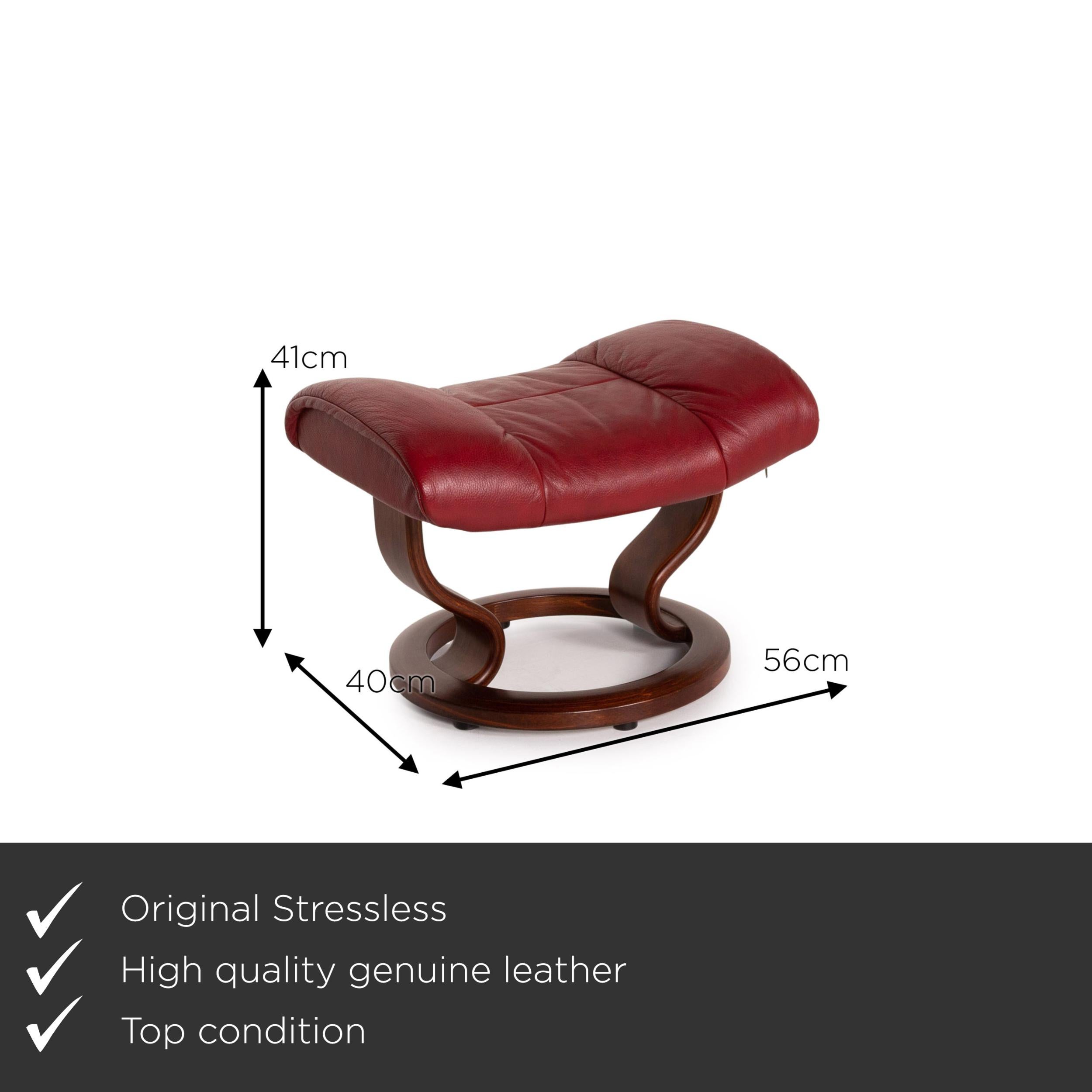 We present to you a Stressless Mayfair leather stool red wood ottoman.

 

 Product measurements in centimeters:
 

 Depth 40
 Width 56
 Height 41.




     