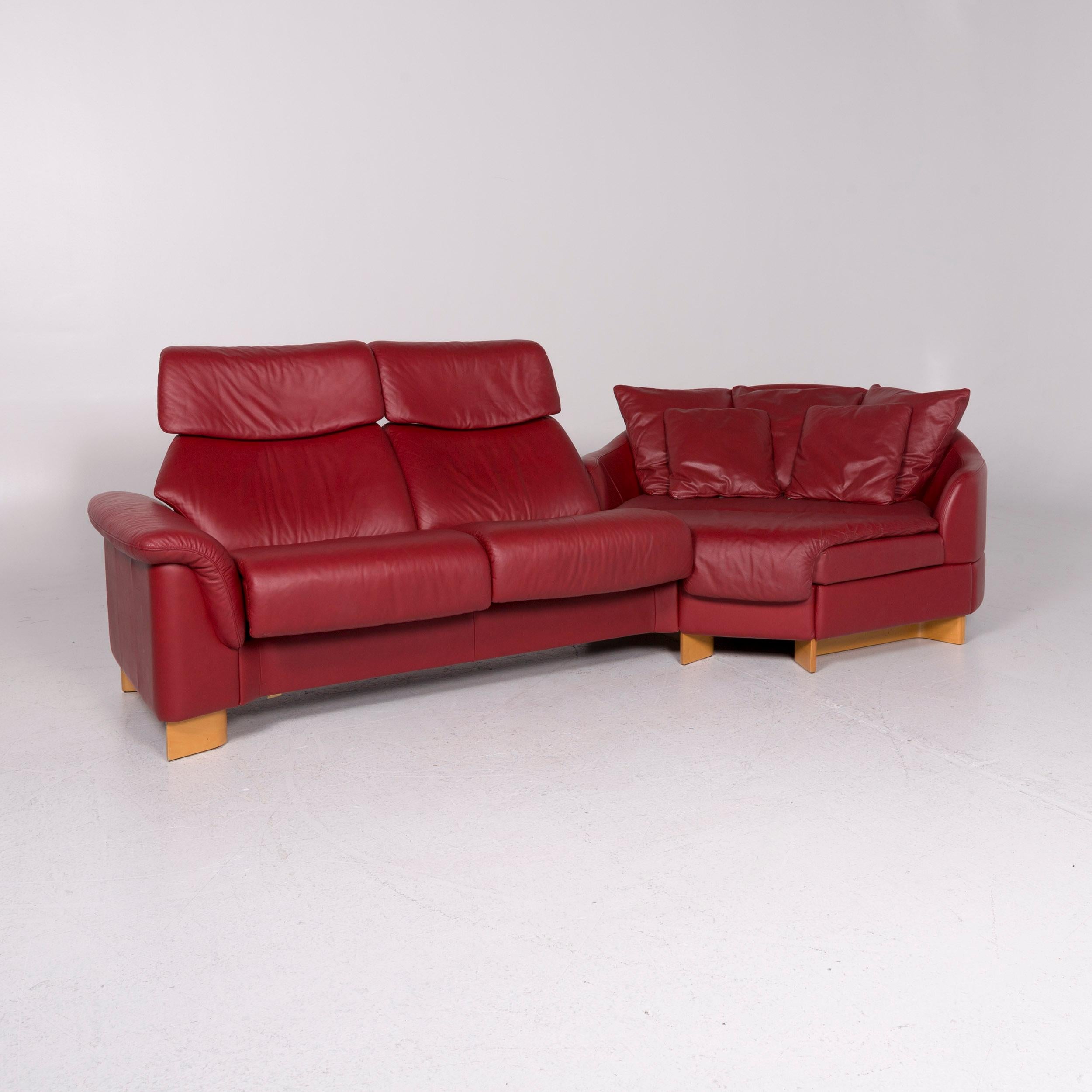 We bring to you a stressless paradise leather set red wine red 1 corner sofa 1 stool.


 Product measurements in centimeters:
 

Depth 90
Width 287
Height 106
Seat-height 42
Rest-height 60
Seat-depth 55
Seat-width 246
Back-height 40.
 