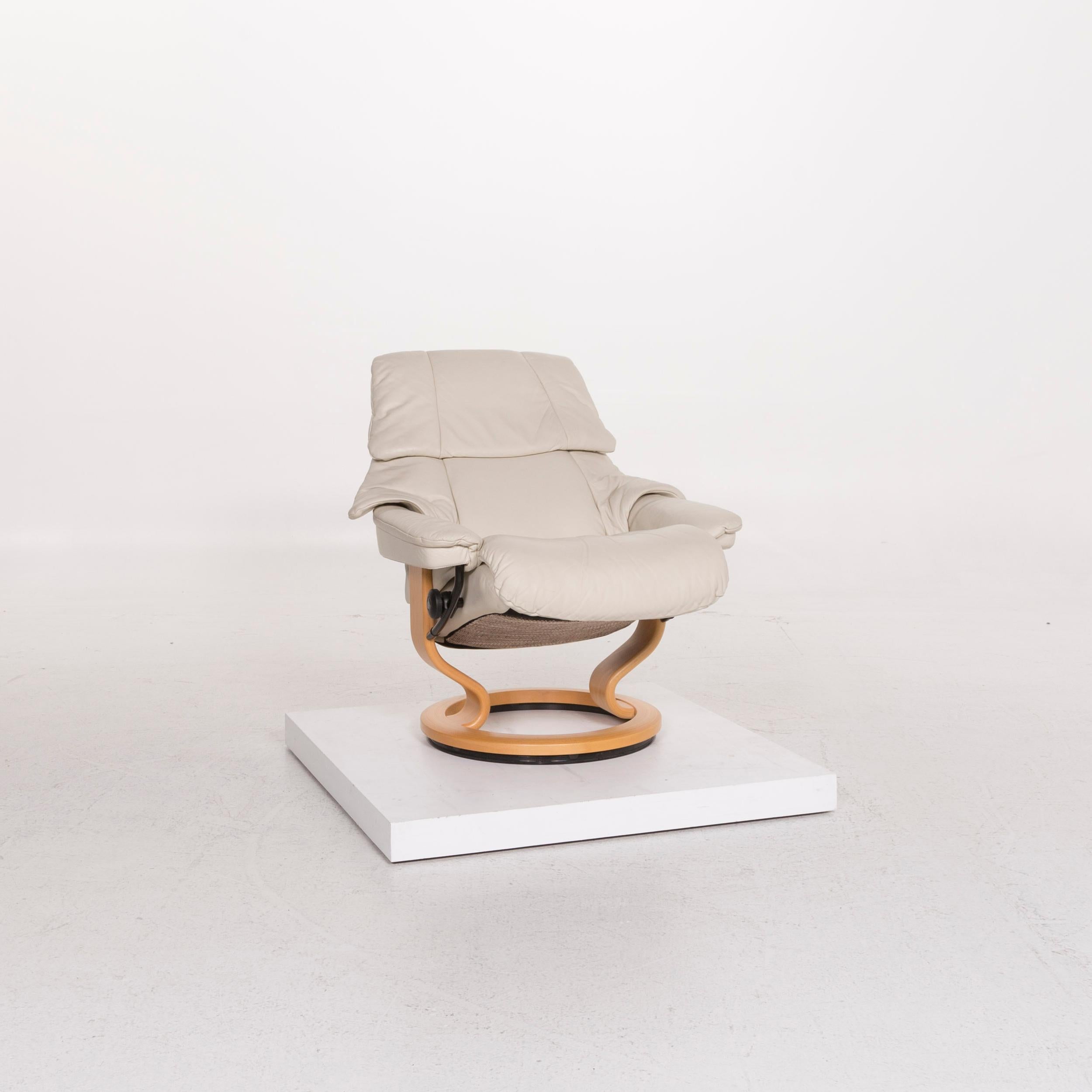 We bring to you a Stressless Reno leather armchair cream armchair set including relax function.
 

 Product measurements in centimeters:
 

Depth 75
Width 80
Height 96
Seat-height 42
Rest-height 55
Seat-depth 48
Seat-width