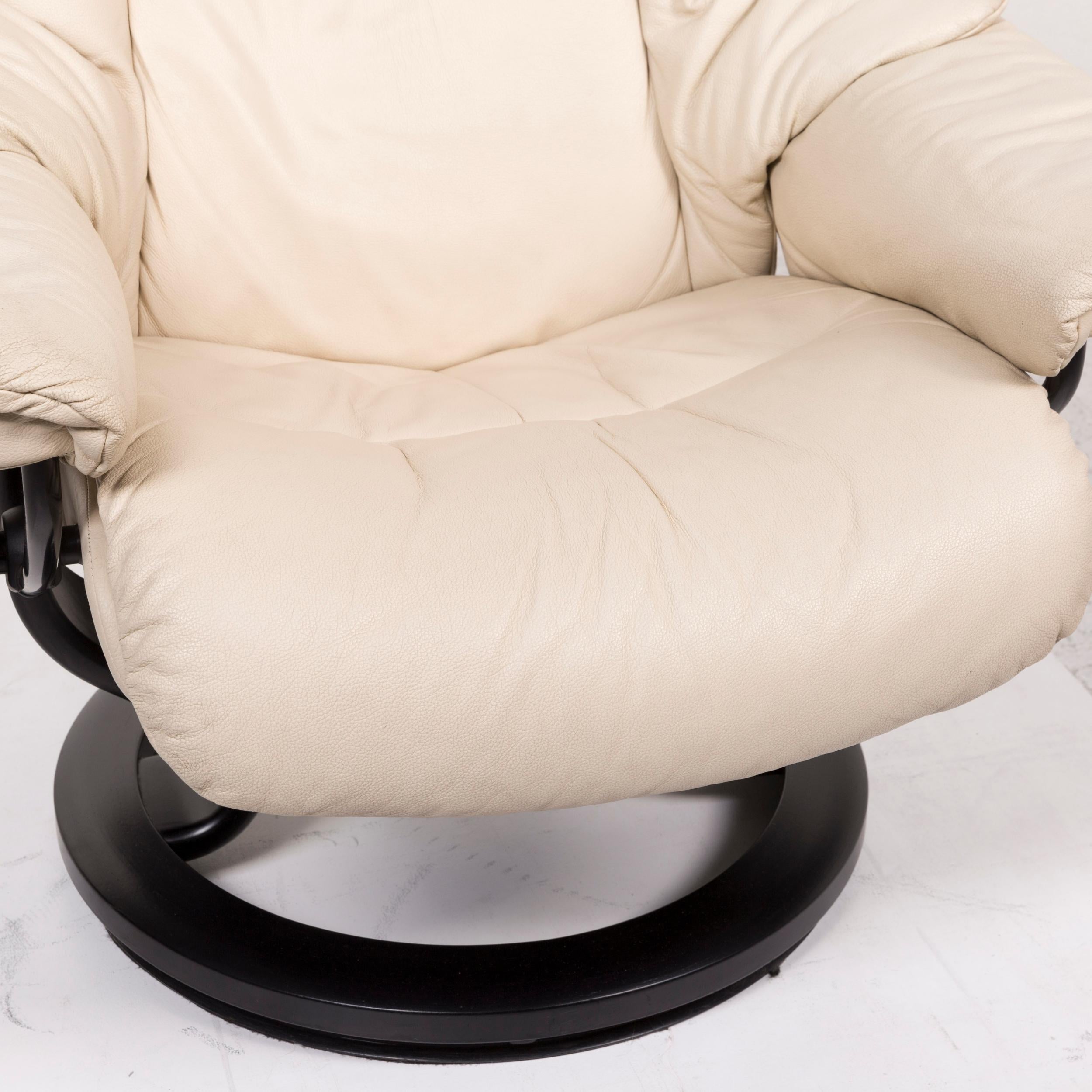 We bring to you a stressless Reno leather armchair cream incl. stool.
 
 

 Product measurements in centimeters:
 

Depth 75
Width 80
Height 96
Seat-height 42
Rest-height 55
Seat-depth 48
Seat-width 55
Back-height 63.