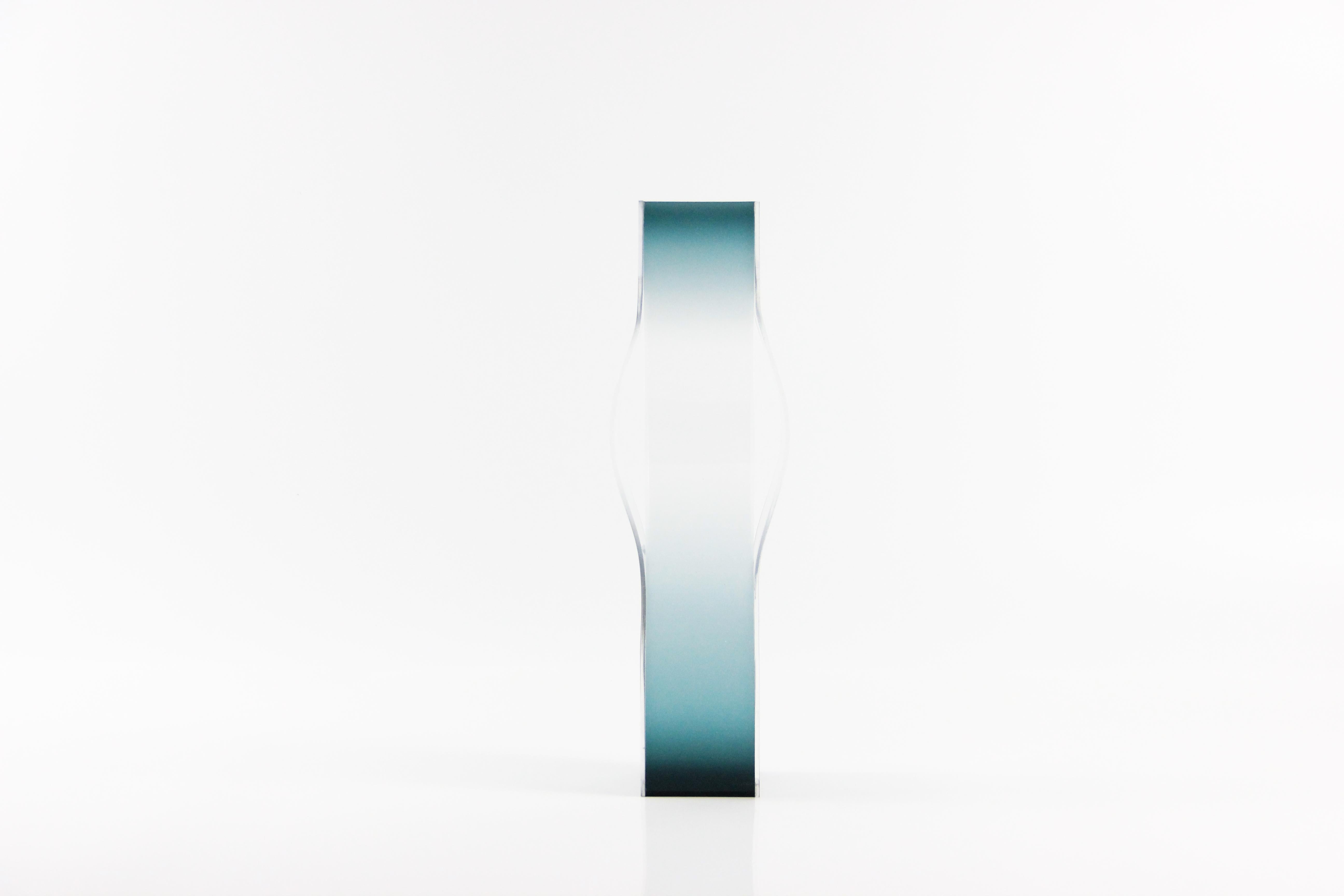 Stretch color is a set of local disappearing vases. The three -sized vases show the strength and change of the color after being stretched in the space.
Through the shape of the curve and the gradient color, the designer makes the vase display a