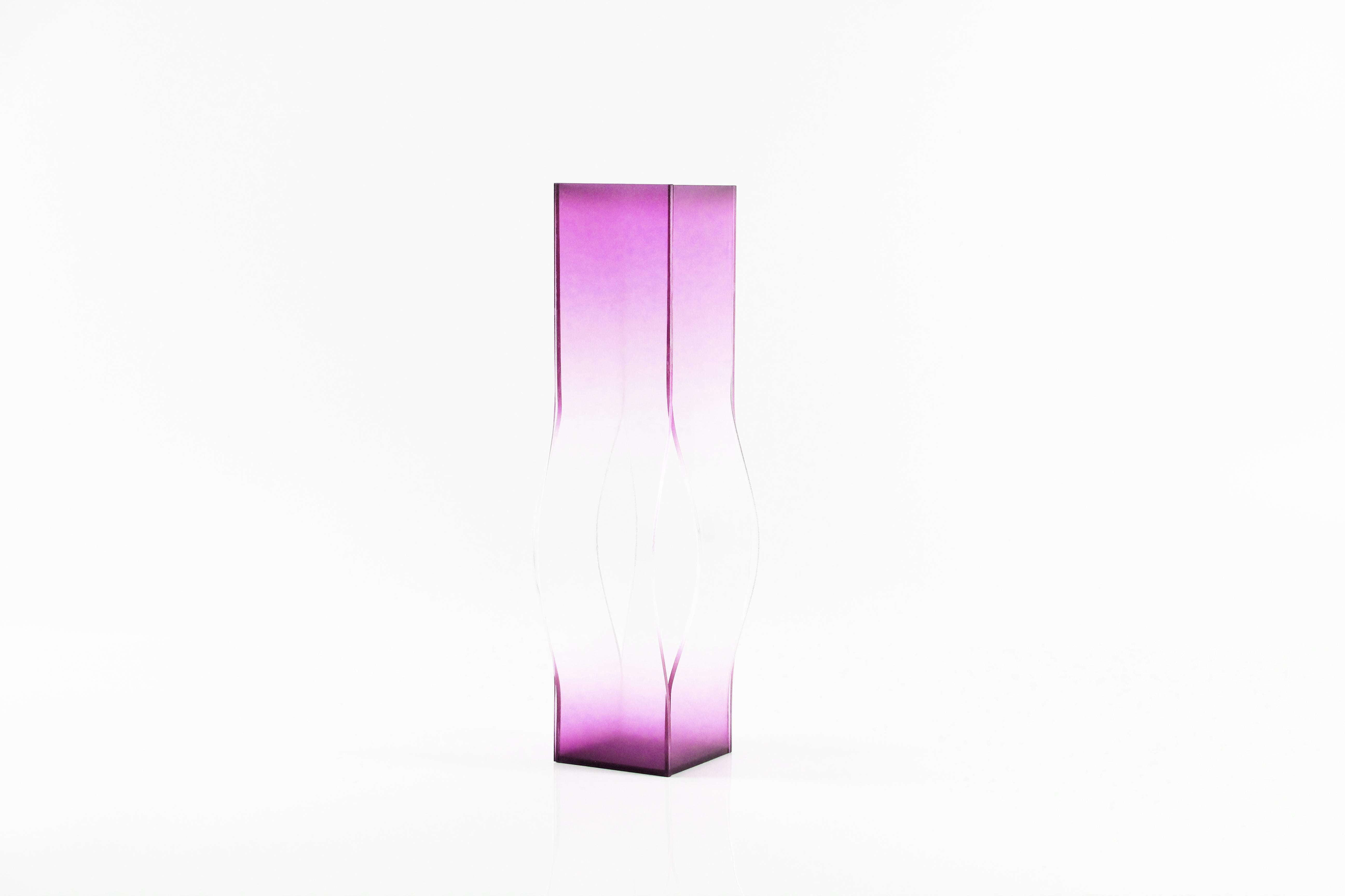 Stretch color is a set of local disappearing vases. The three -sized vases show the strength and change of the color after being stretched in the space.
Through the shape of the curve and the gradient color, the designer makes the vase display a