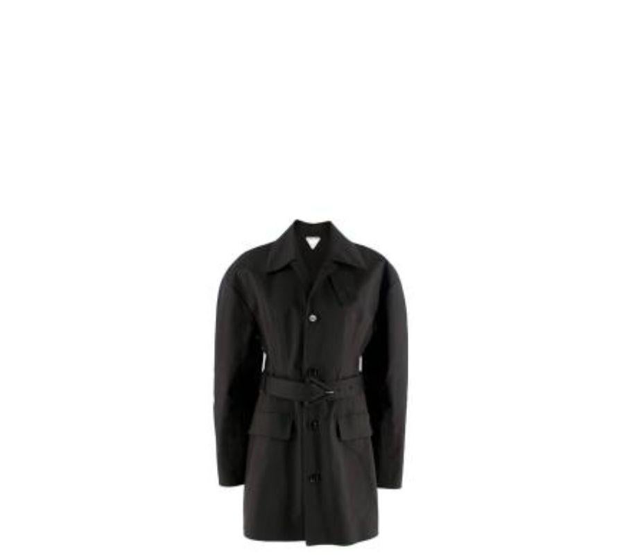 Bottega Veneta Black short trench coat with waist belt
 

 - Button up short trench coat 
 - Classic collar
 - Rounded sleeves with adjustable button on wrist 
 - Front flap pockets
 - Triangular buckle detail on adjustable waistband 
 - Bonded