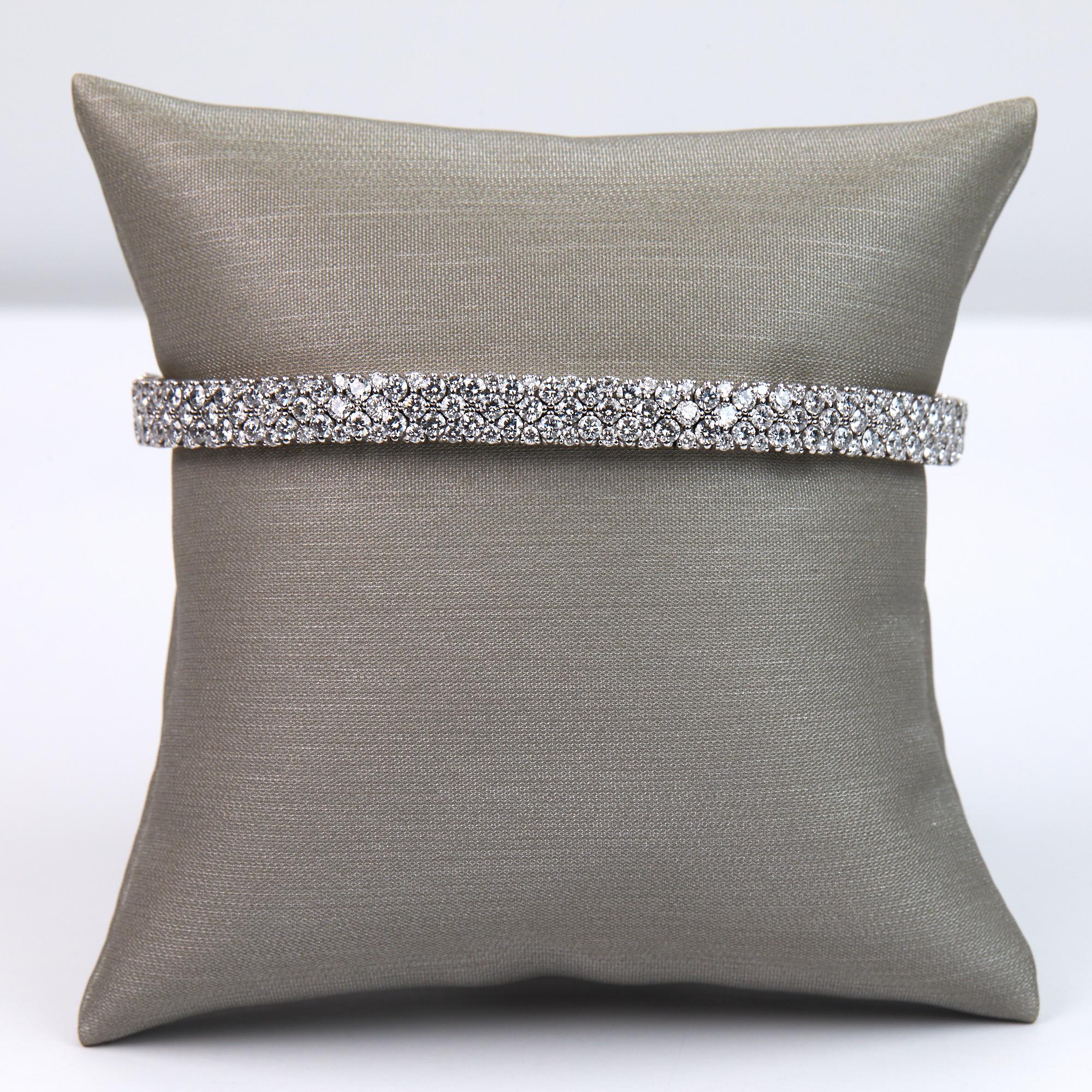 Round Cut Stretch Diamond Bangle Bracelet