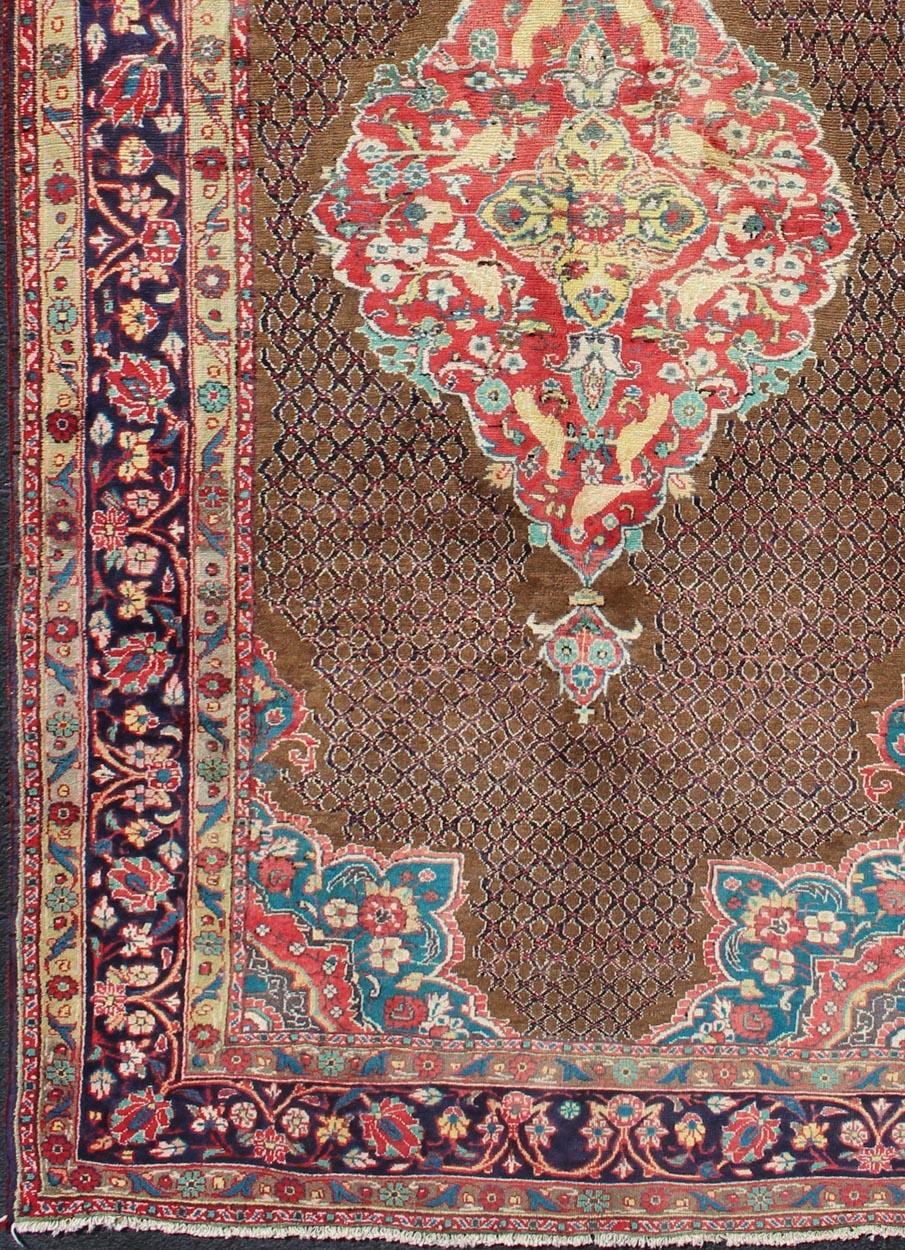 Tapis persan Serab vintage avec médaillon en treillis, tapis H-501-48, pays d'origine / type : Persan / Serab, vers le milieu du 20ème siècle.

Mesures : 4'10'' x 10'1''.

Ce tapis persan Serab ancien, tissé à la main au milieu du siècle, présente
