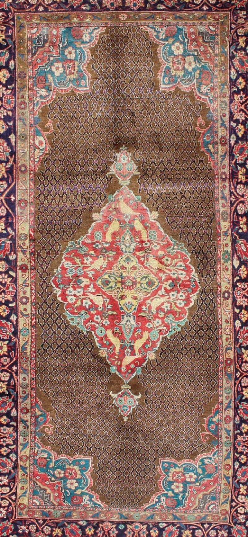 Malayer Tapis persan Serab vintage en poils de chameau marron, rouge, turquoise et bleu foncé en vente