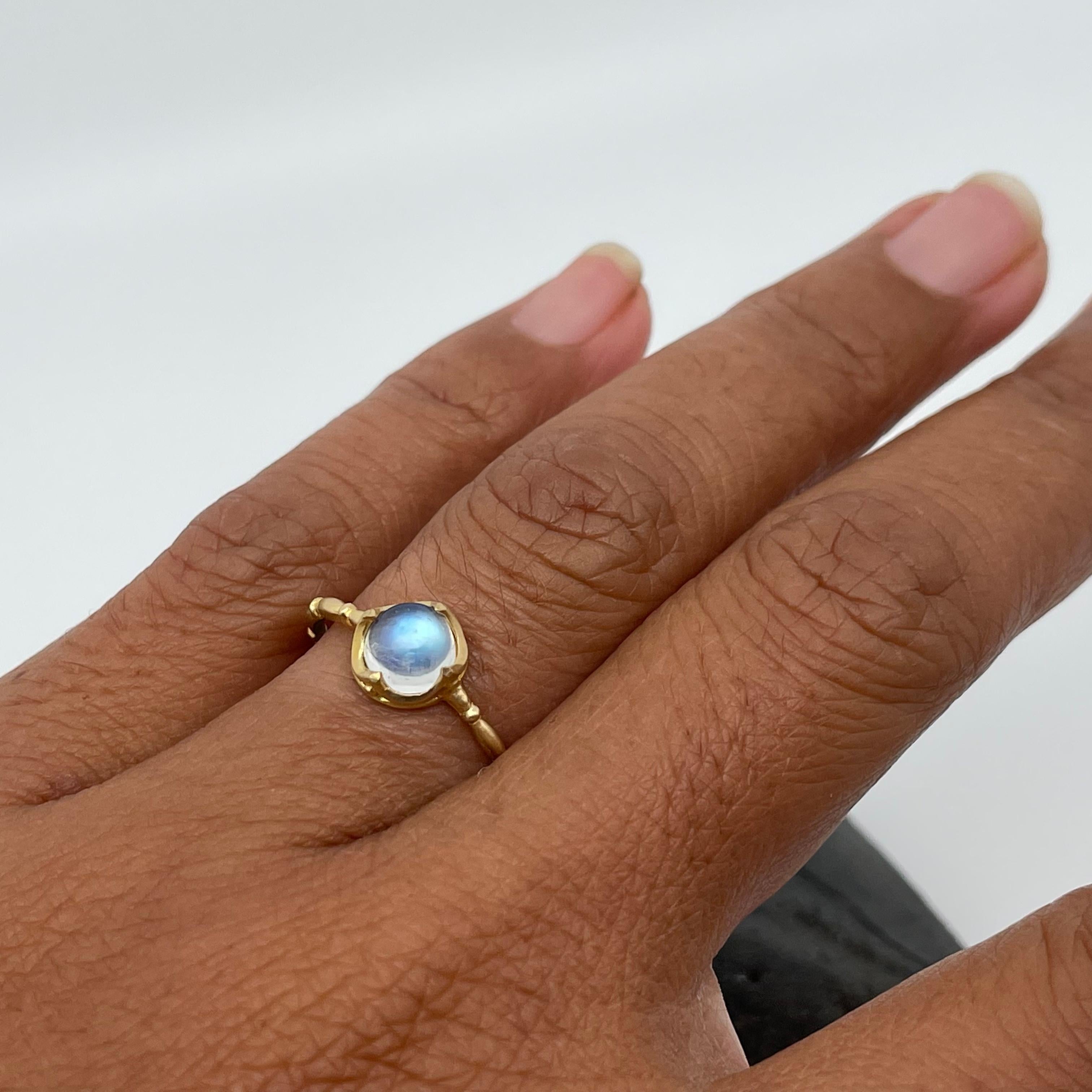 Contemporary Streven Battelle 1.0 Carat Rainbow Moonstone 18K Gold Ring