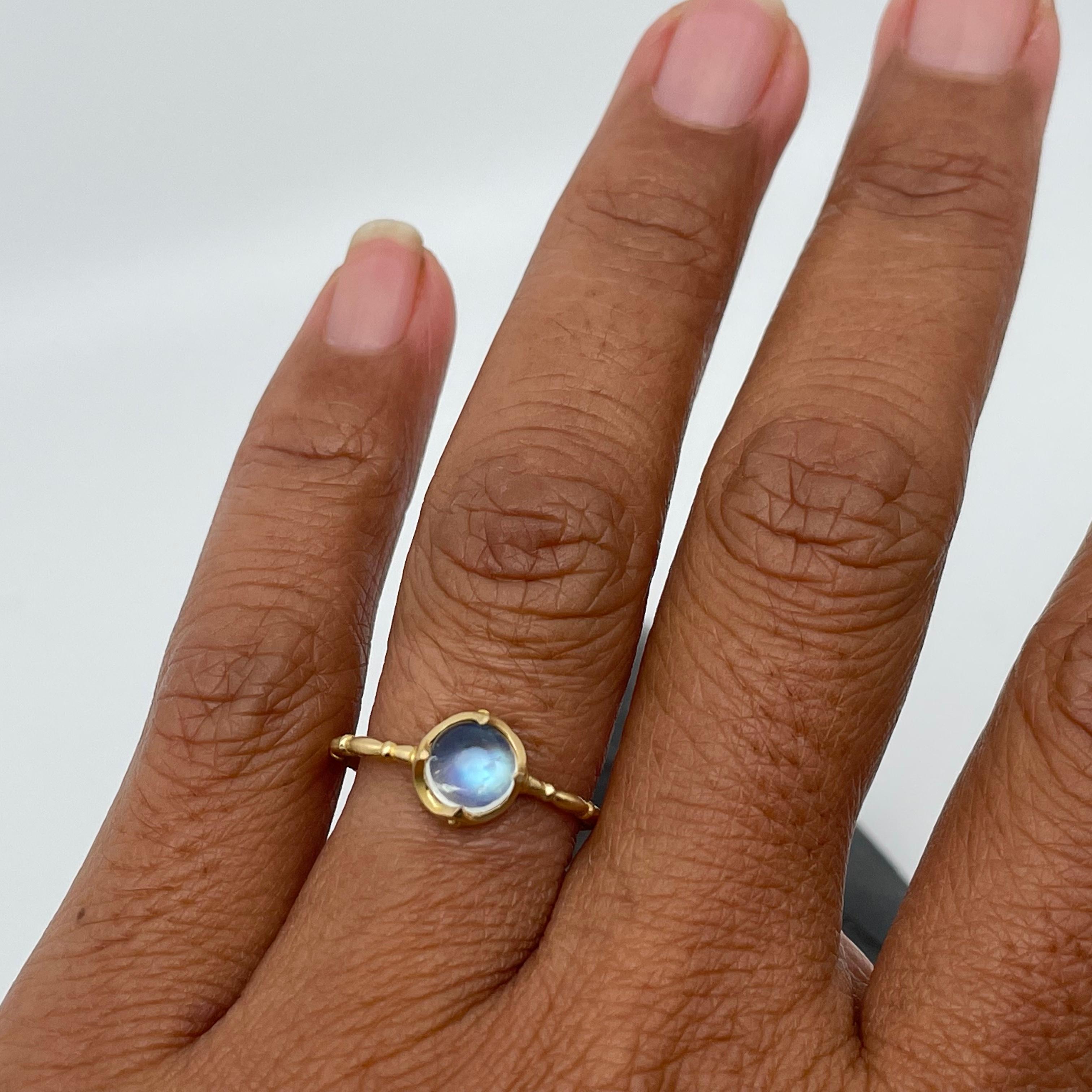 Women's or Men's Streven Battelle 1.0 Carat Rainbow Moonstone 18K Gold Ring