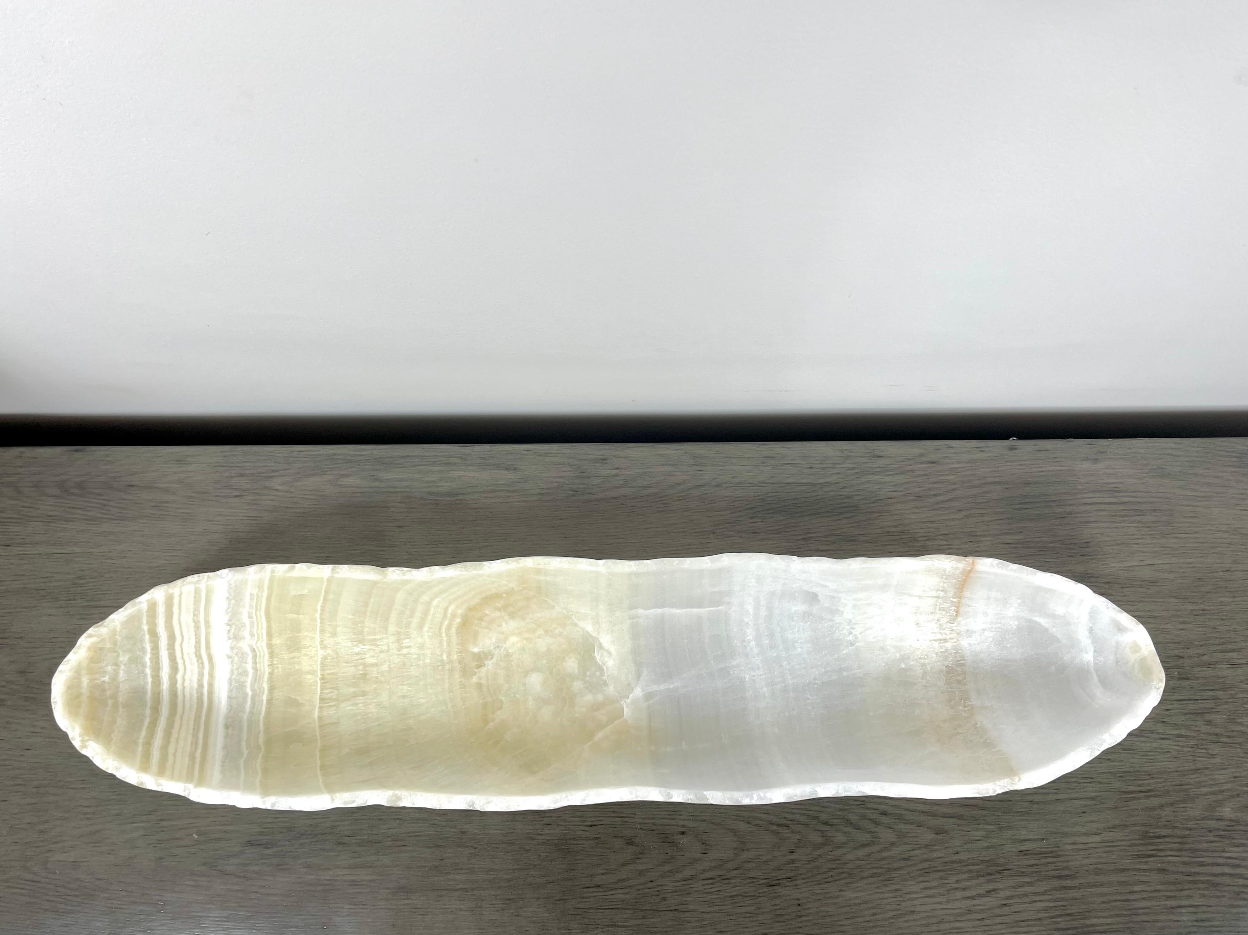 Gestreifte Onyx-Schale in Form eines Kanus im Zustand „Starke Gebrauchsspuren“ im Angebot in Norwalk, CT