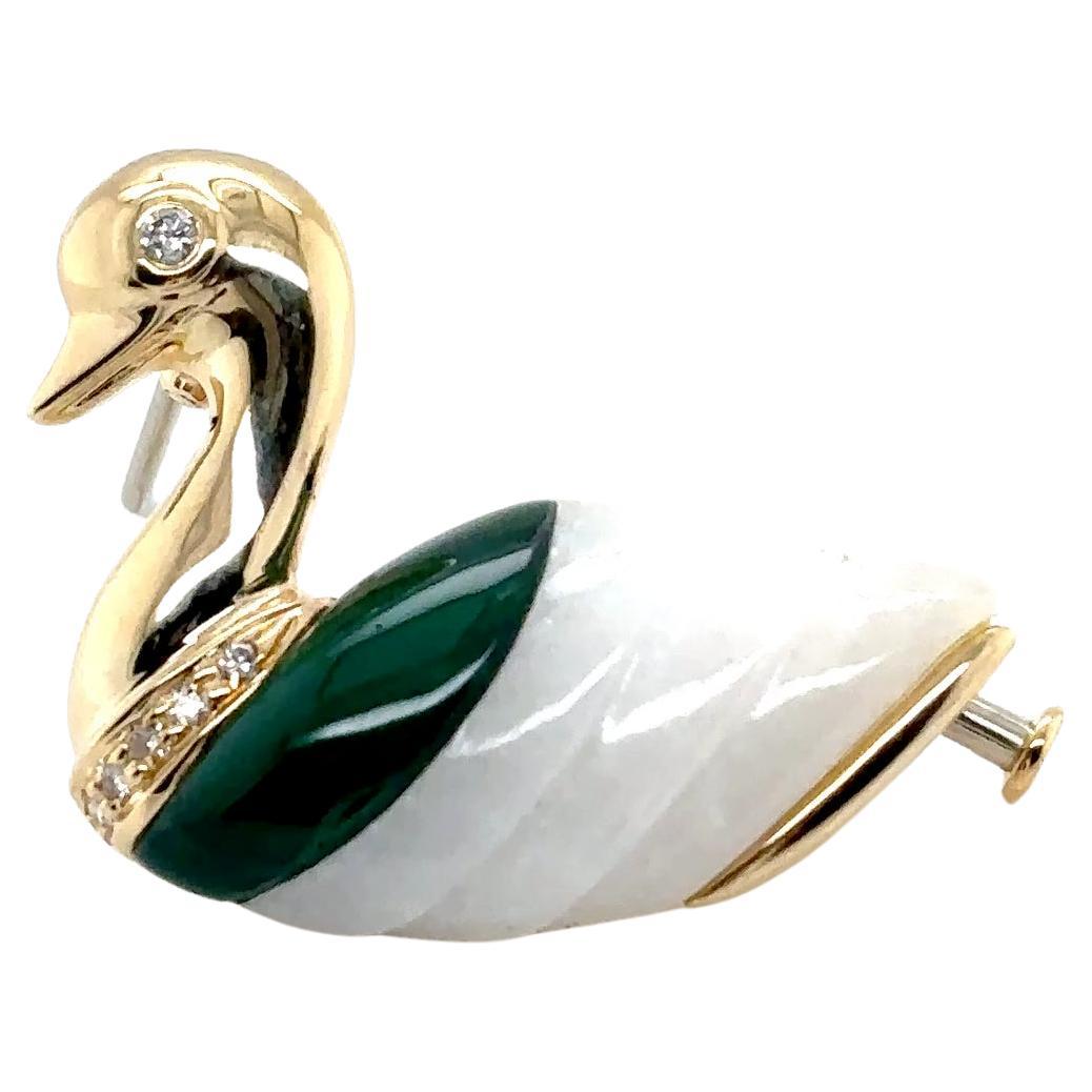 Spilla a forma di anatra di malachite verde striata e giada bianca