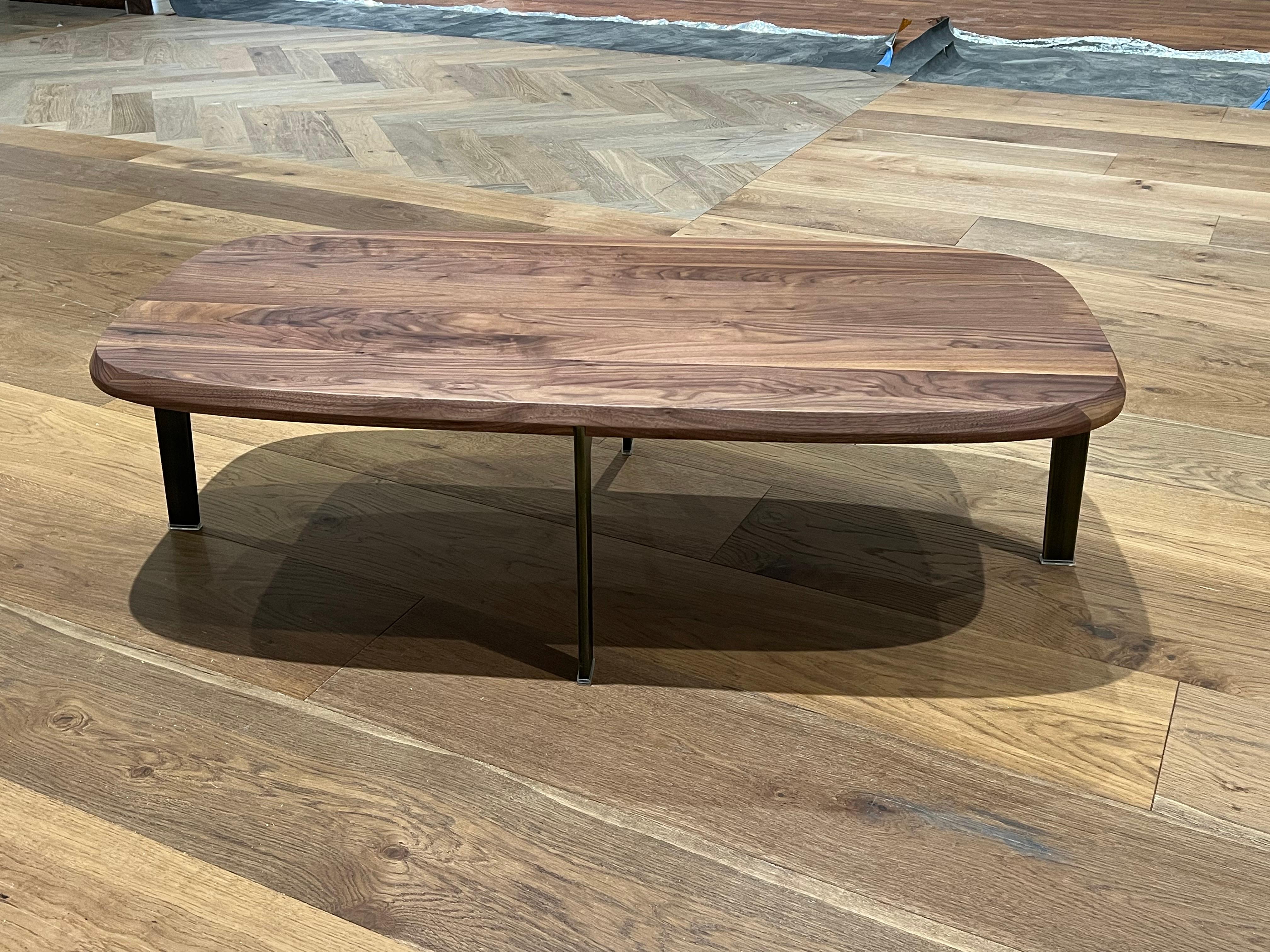 Scandinave moderne Stricking Table basse moderne danoise en noyer massif et bronze par Niels Bendtsen en vente