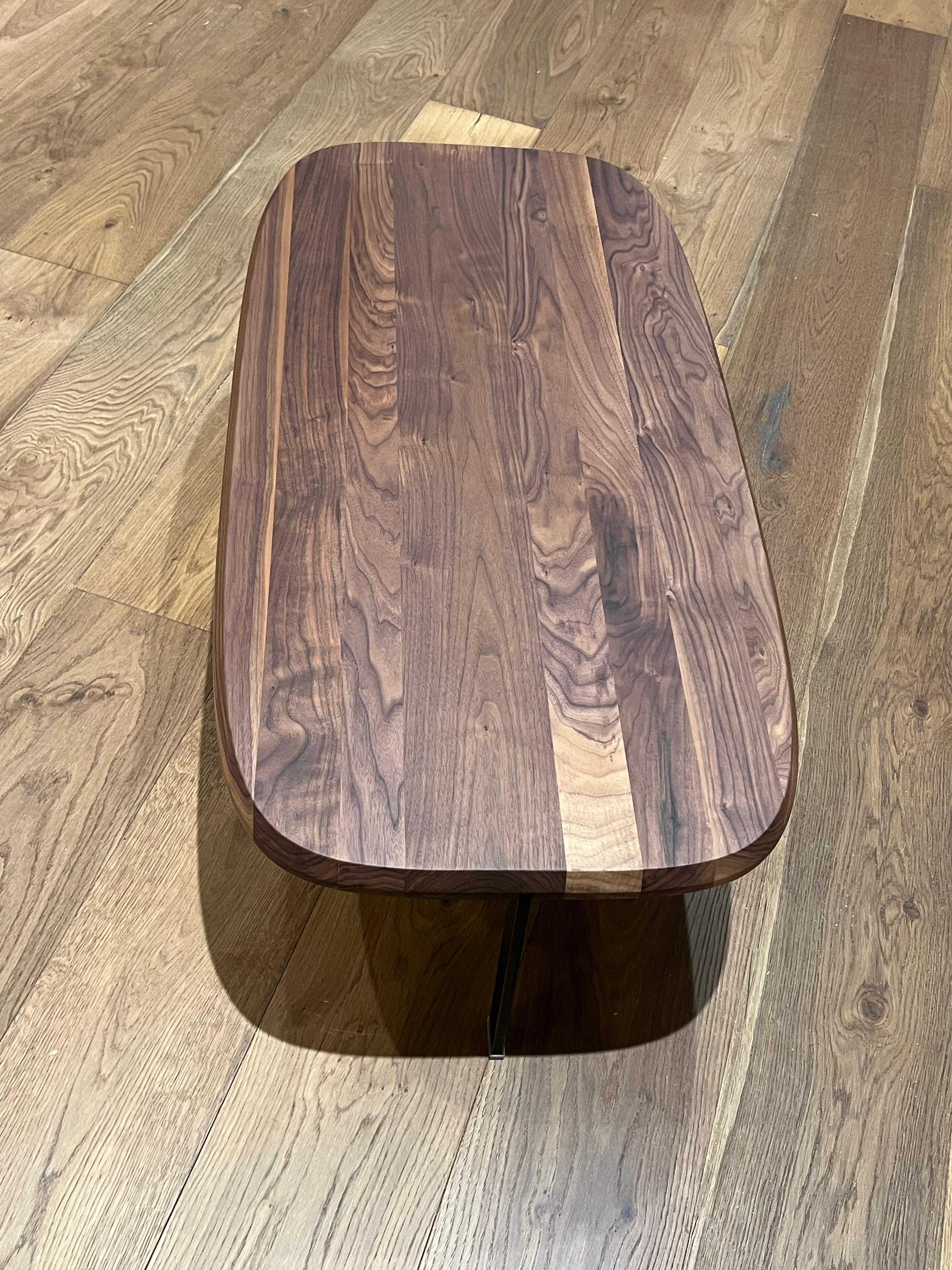italien Stricking Table basse moderne danoise en noyer massif et bronze par Niels Bendtsen en vente