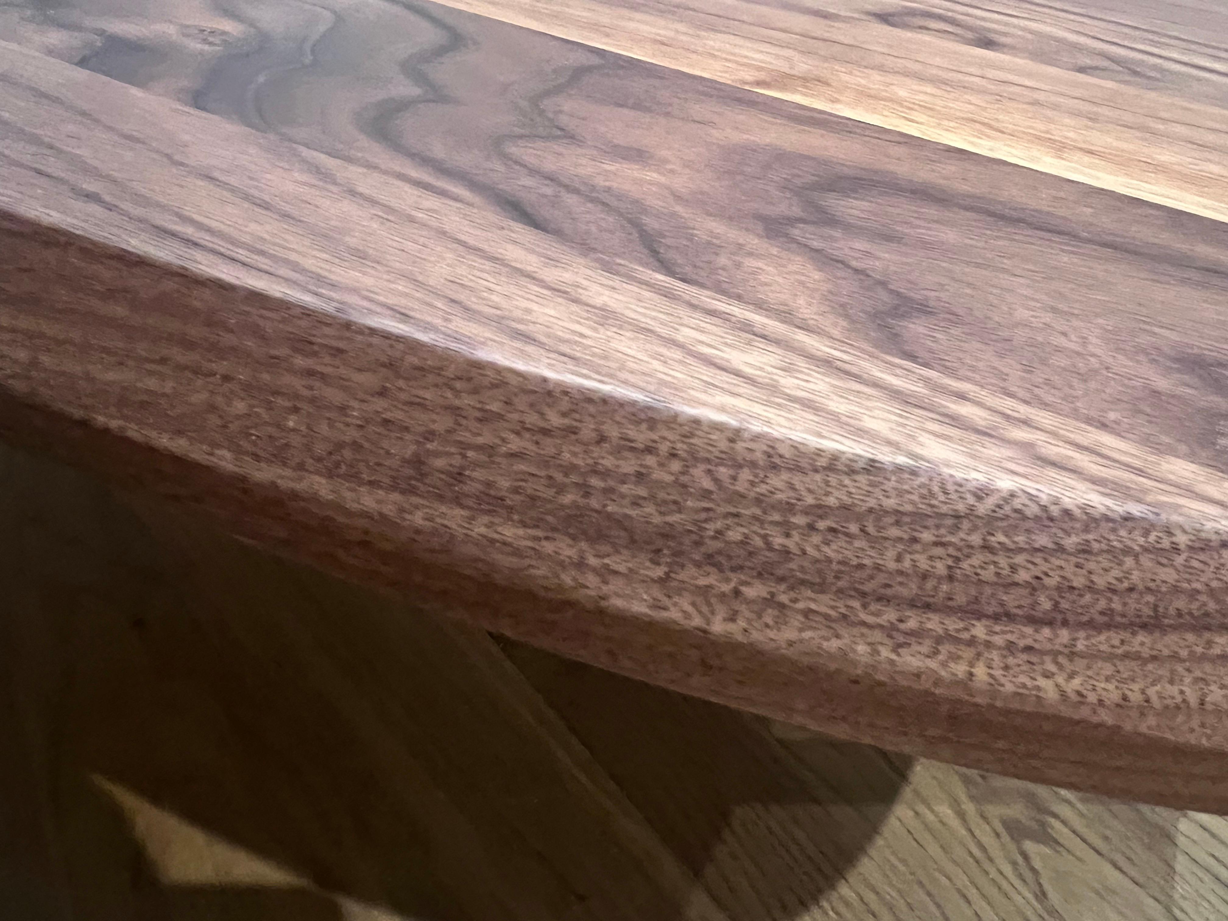 Stricking Table basse moderne danoise en noyer massif et bronze par Niels Bendtsen Excellent état - En vente à San Diego, CA