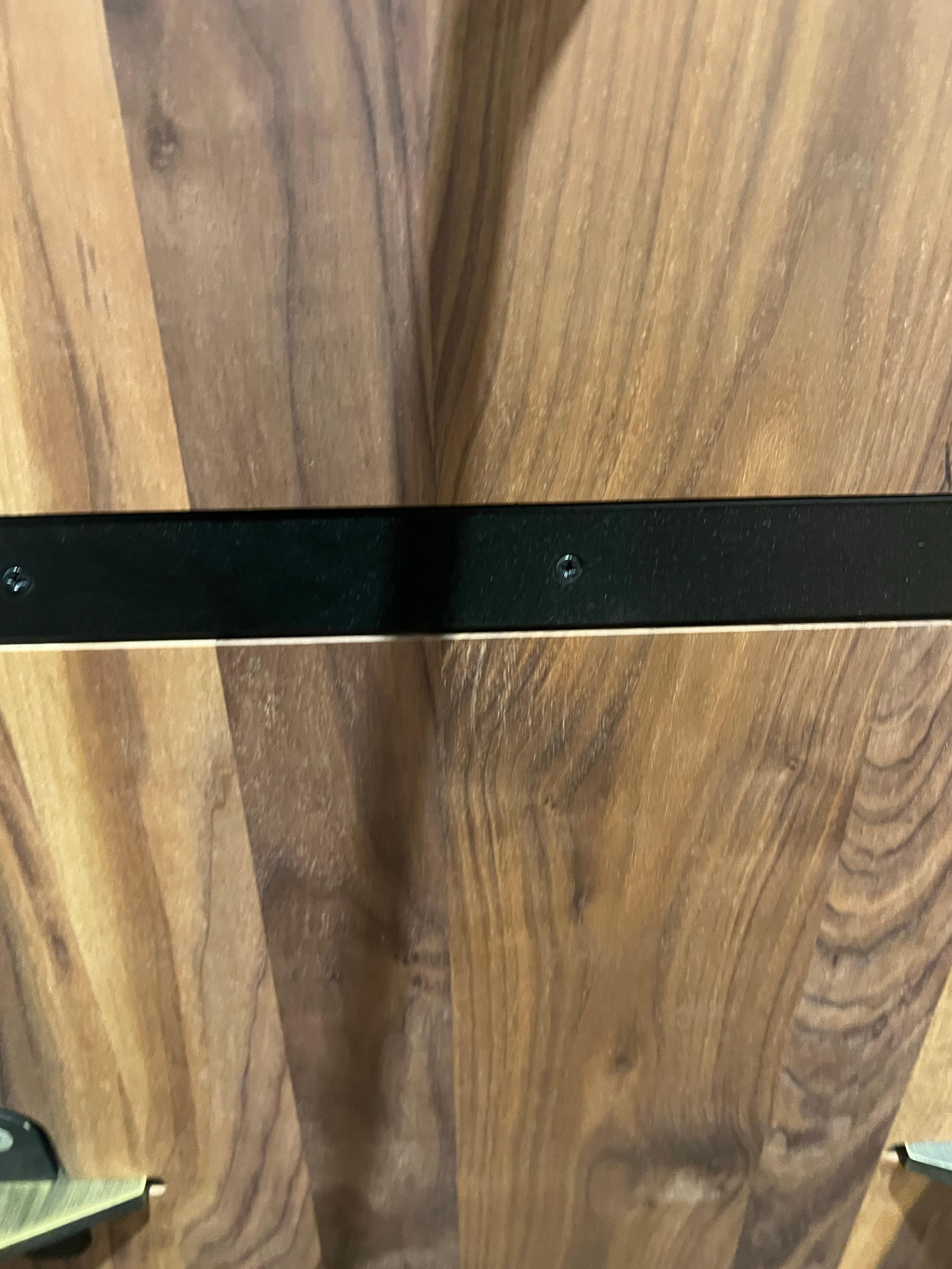 20ième siècle Stricking Table basse moderne danoise en noyer massif et bronze par Niels Bendtsen en vente