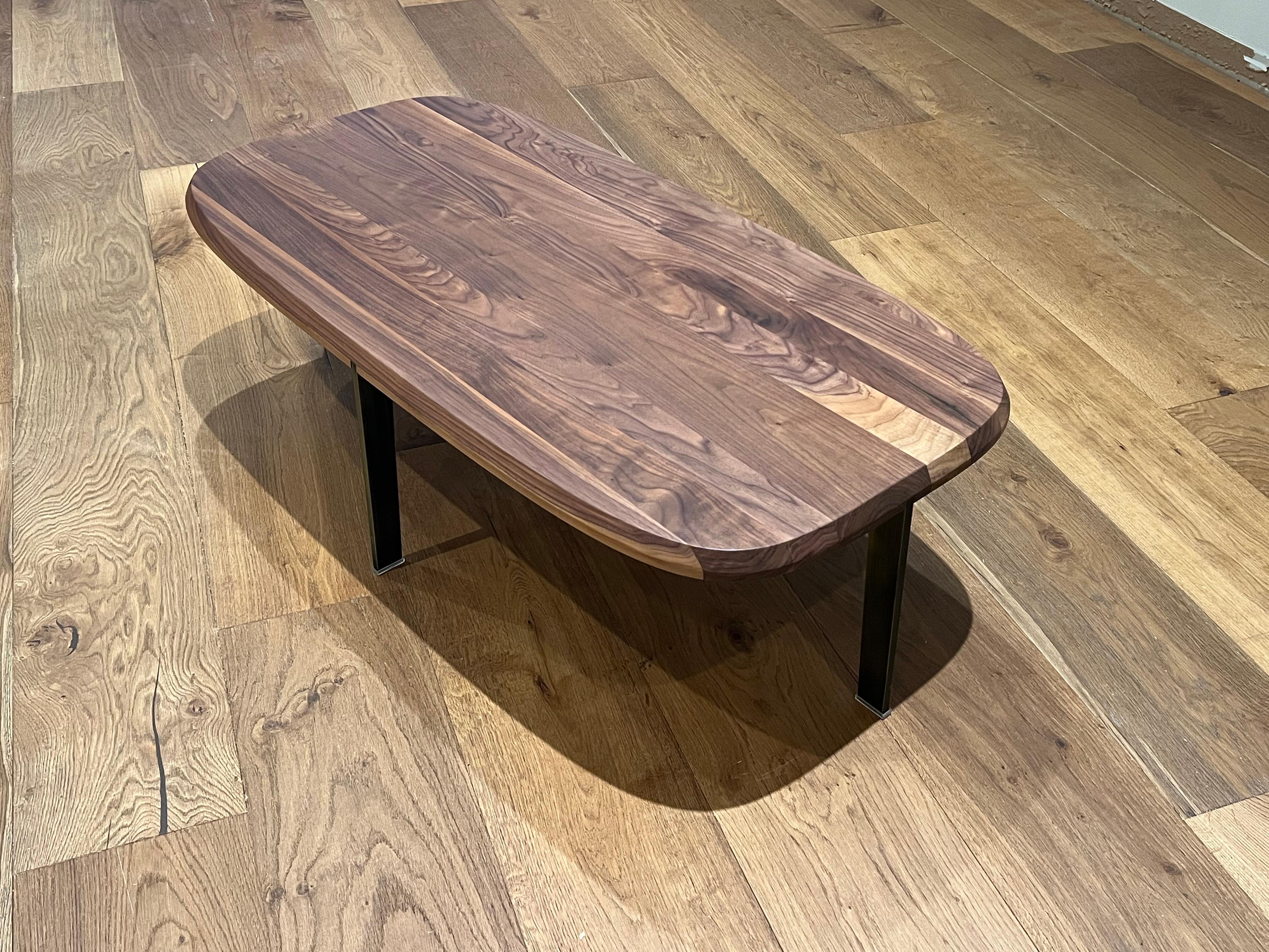 Bronze Stricking Table basse moderne danoise en noyer massif et bronze par Niels Bendtsen en vente