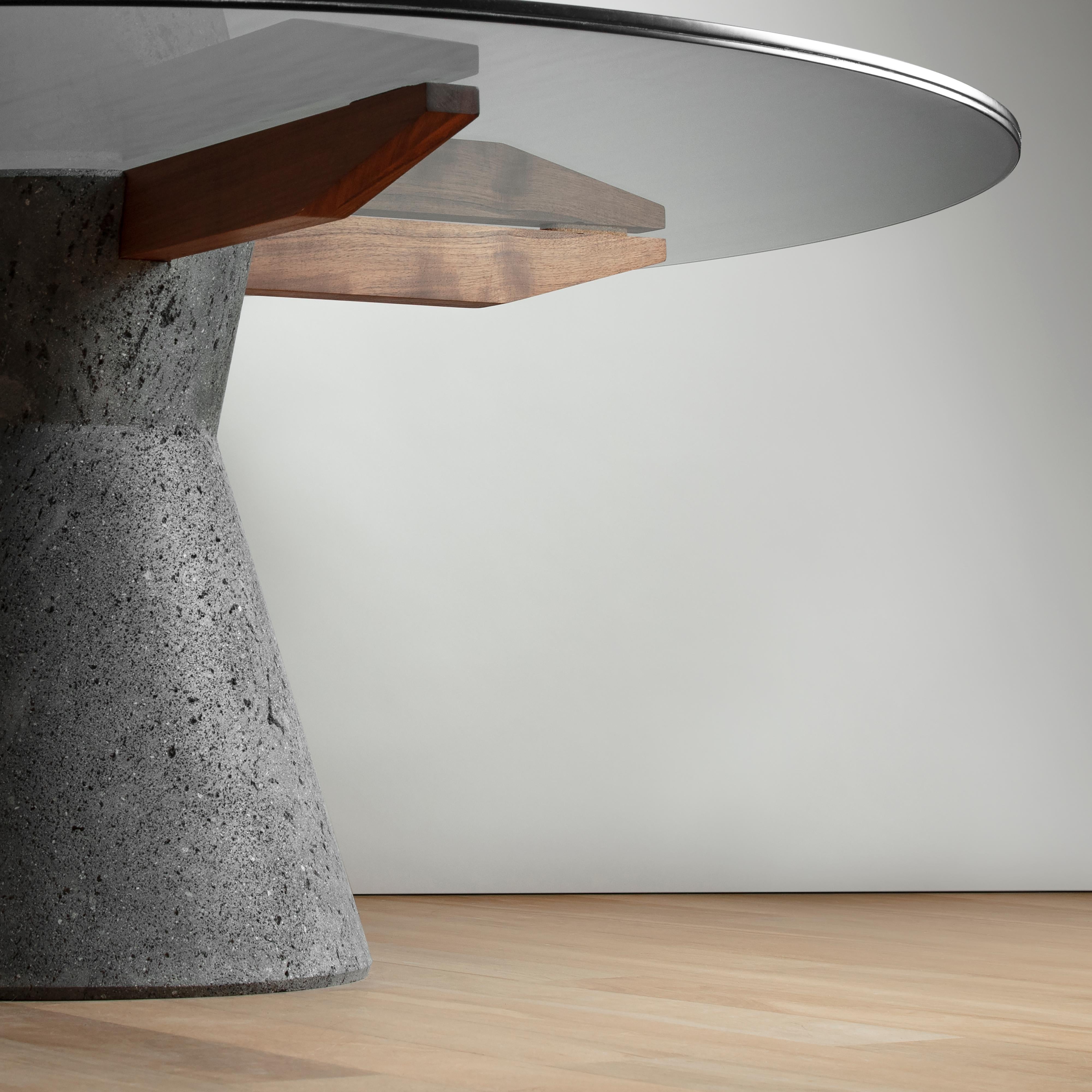 Mexicain Table de salle à manger sculpturale Stricta en pierre de lave et plateau en verre par CMX en vente