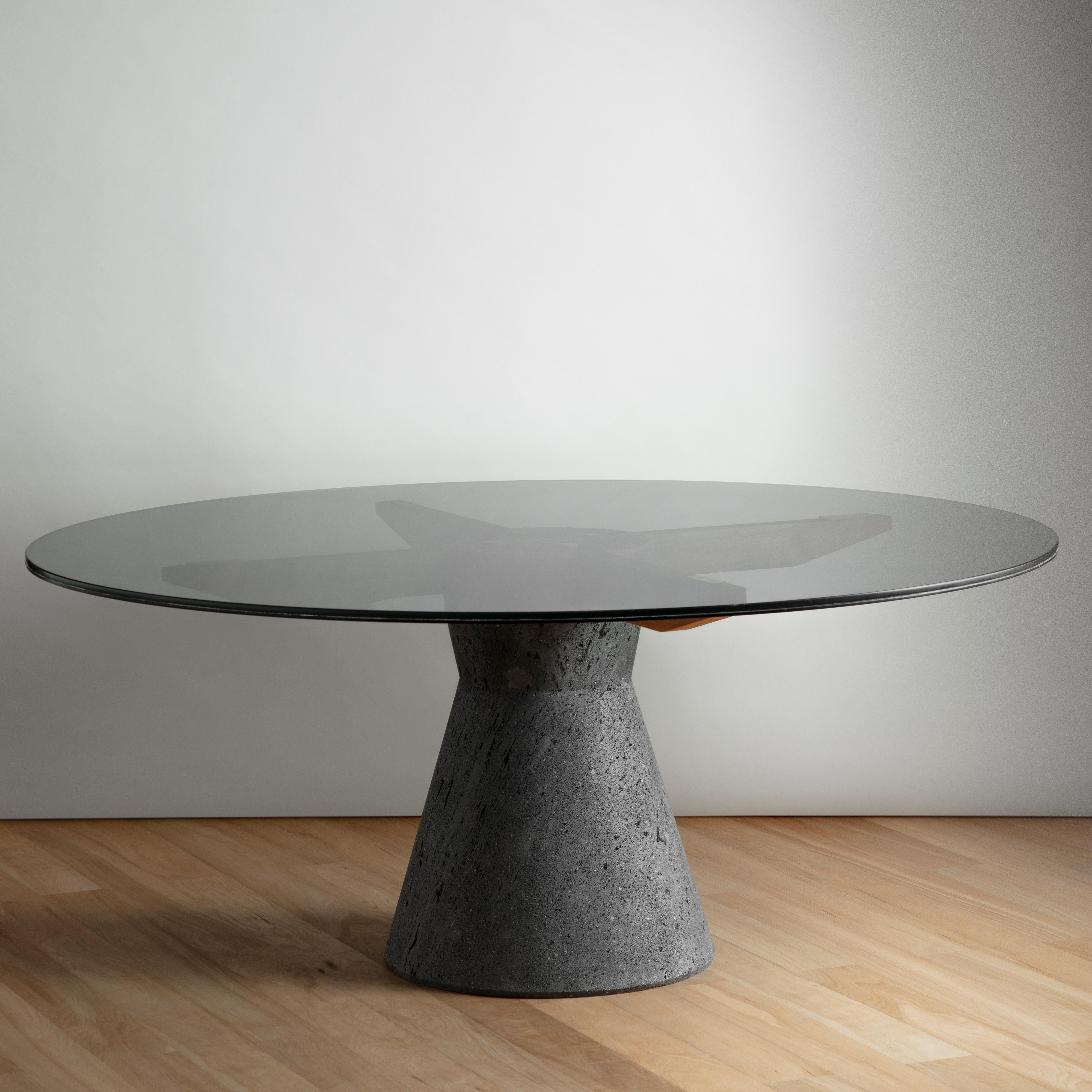 XXIe siècle et contemporain Table de salle à manger sculpturale Stricta en pierre de lave et plateau en verre par CMX en vente