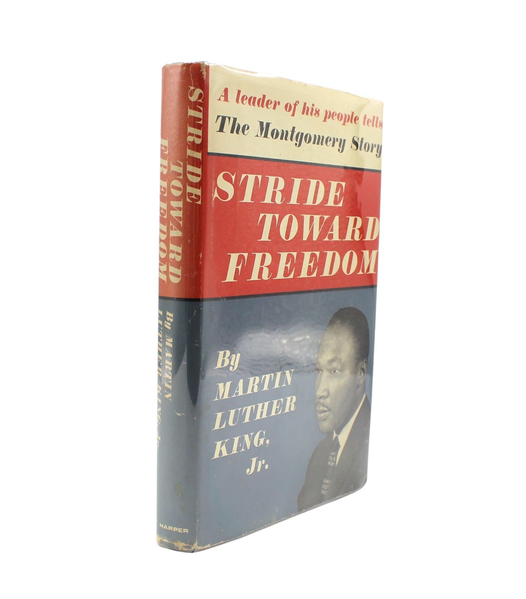 King Jr, Martin Luther, Stride Toward Freedom : L'histoire de Montgomery. New York : Harper & Brothers : 1958. Première édition. Présenté dans les cartons et la jaquette d'origine de l'éditeur. 
Le livre Stride Toward Freedom du Dr. Martin Luther