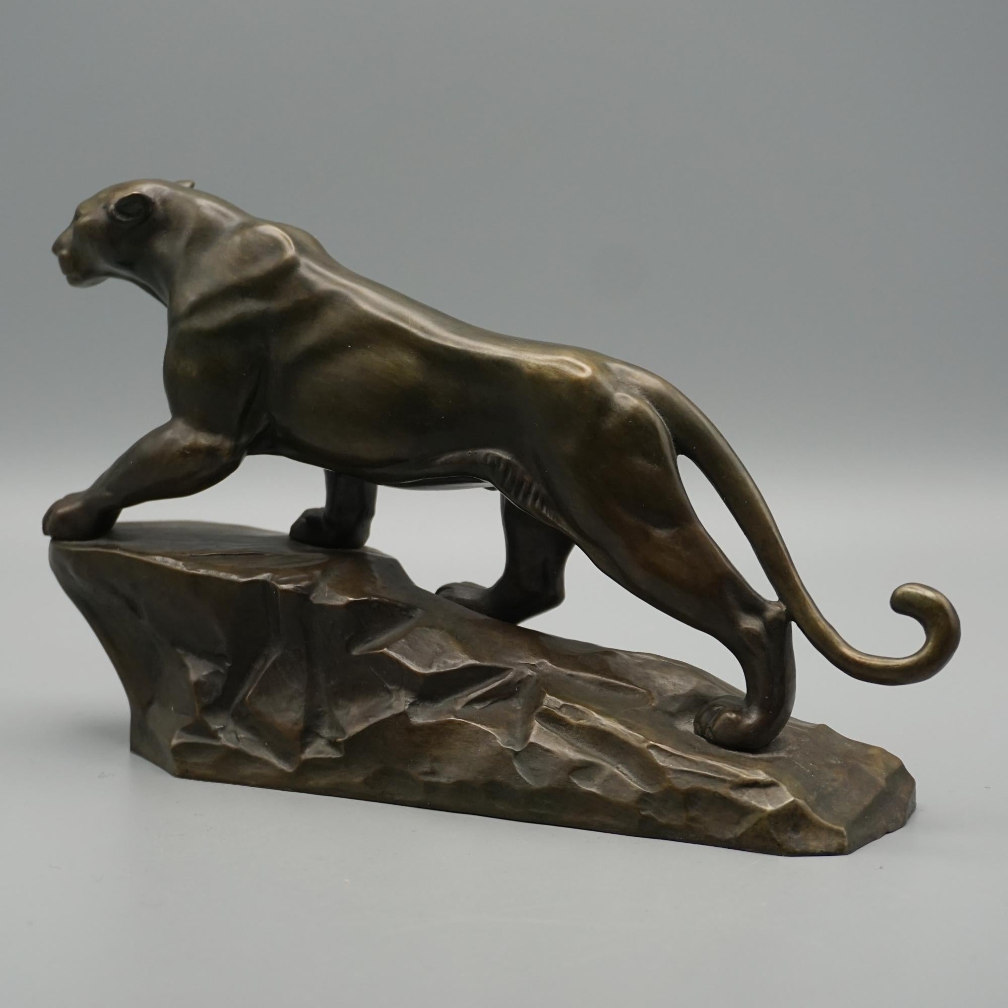 « Streiding Panther », sculpture en bronze Art déco d'Arthur Dupagne 1