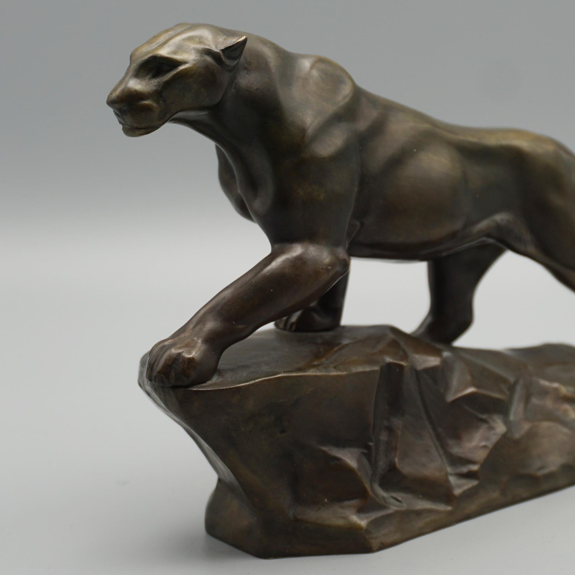 « Streiding Panther », sculpture en bronze Art déco d'Arthur Dupagne 2