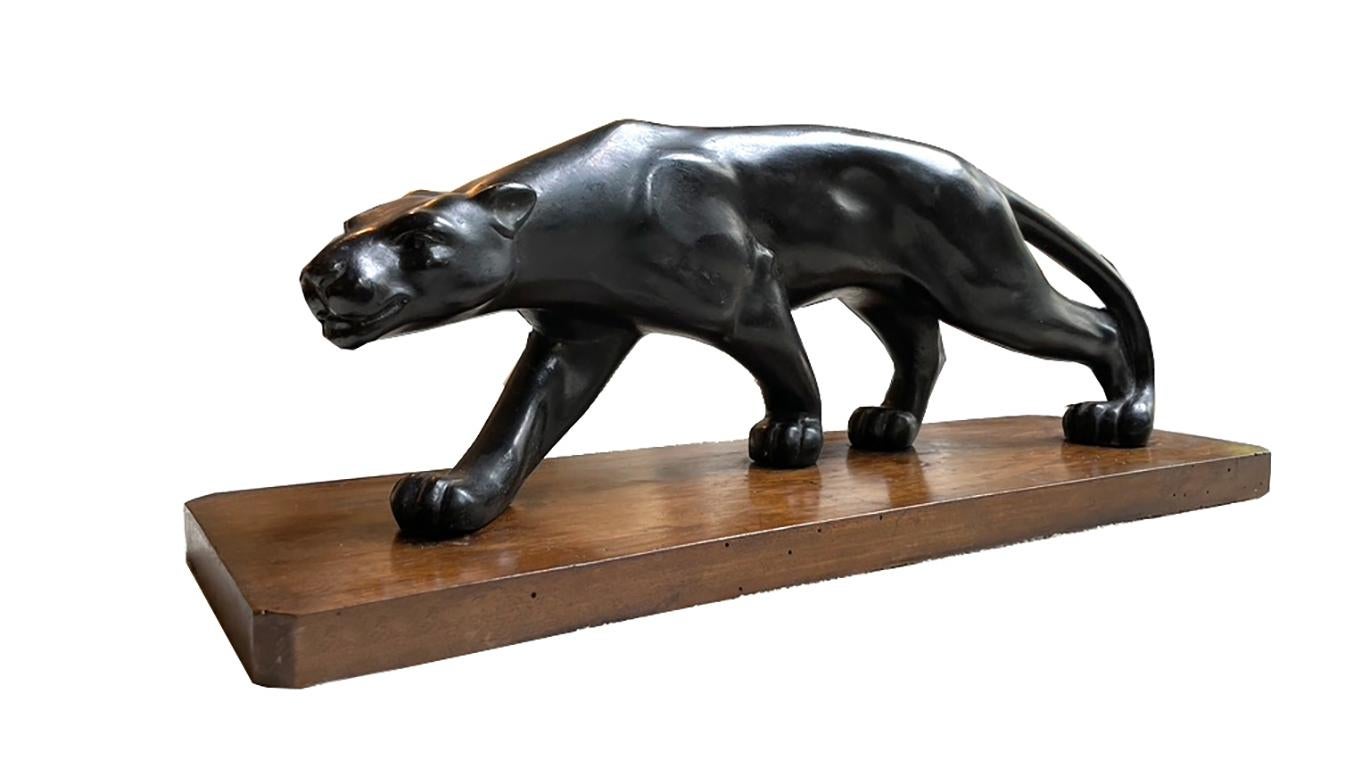 Striding panther
An Art Deco panther made of terracotta is a work of art from the Art Deco movement. The word “panther” here refers to a depiction of a panther designed in the Art Deco style. It is mounted on a wooden base.

Art Deco Design
Art Deco