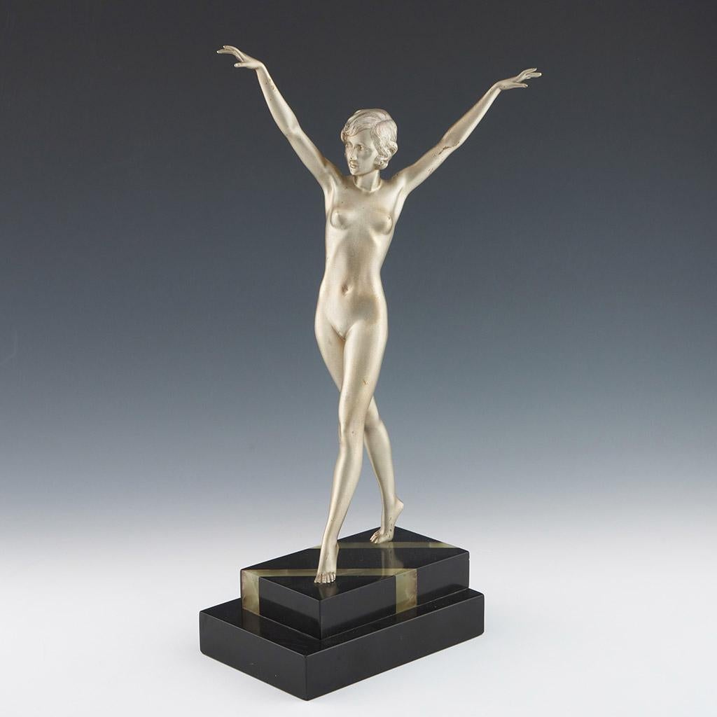 Eine patinierte Bronzeskulptur im Art-Deco-Stil, die eine nackte Frau mit ausgestreckten Armen in schreitender Haltung darstellt. Auf einem Sockel aus Marmor und Onyx. Auf dem Sockel signiert F. Preiss. Schöner Originalzustand, geringe