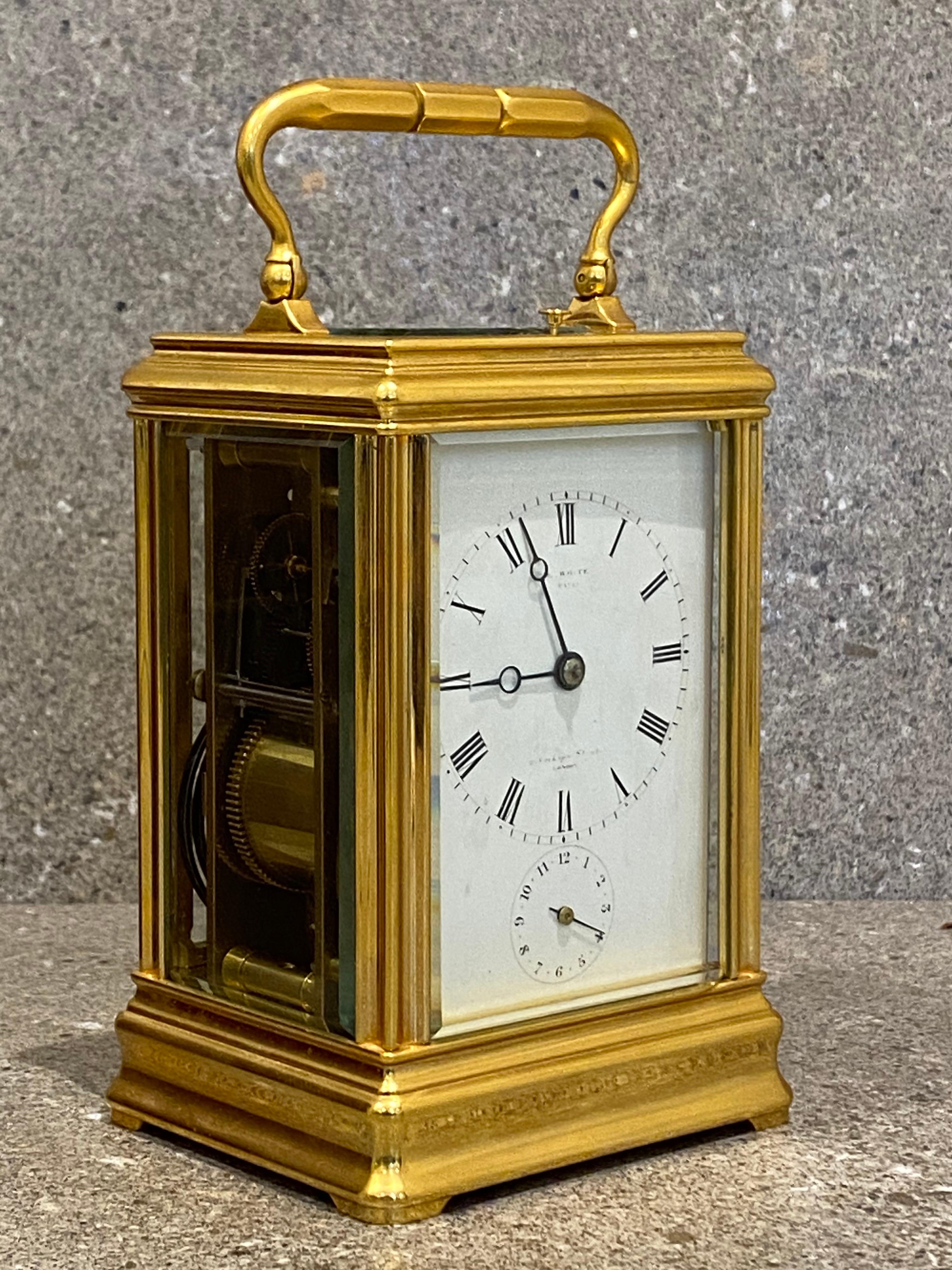 Diese prächtig gestaltete Kutschenuhr wurde um 1870 von Drocourt für E. White hergestellt, zu einer Zeit, als Edward White einen wohlverdienten Ruf für die Herstellung und den Vertrieb von Uhren der obersten Liga hatte. Das 8-Tage-Uhrwerk mit vollem