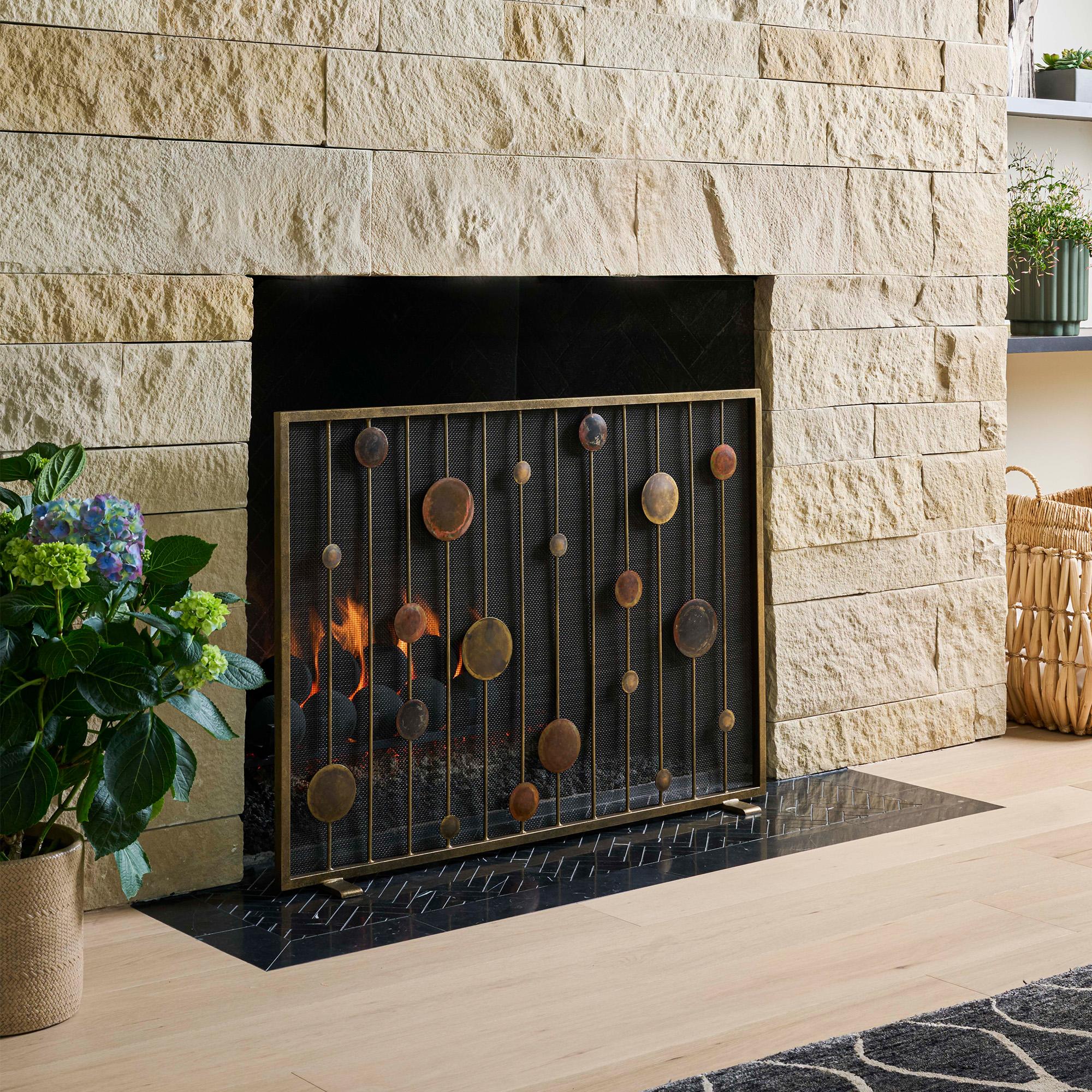 Pantalla de chimenea Striker Mid-Century Modern con pátina y marco de tabaco en Nuevo estado para la venta en Dallas, TX