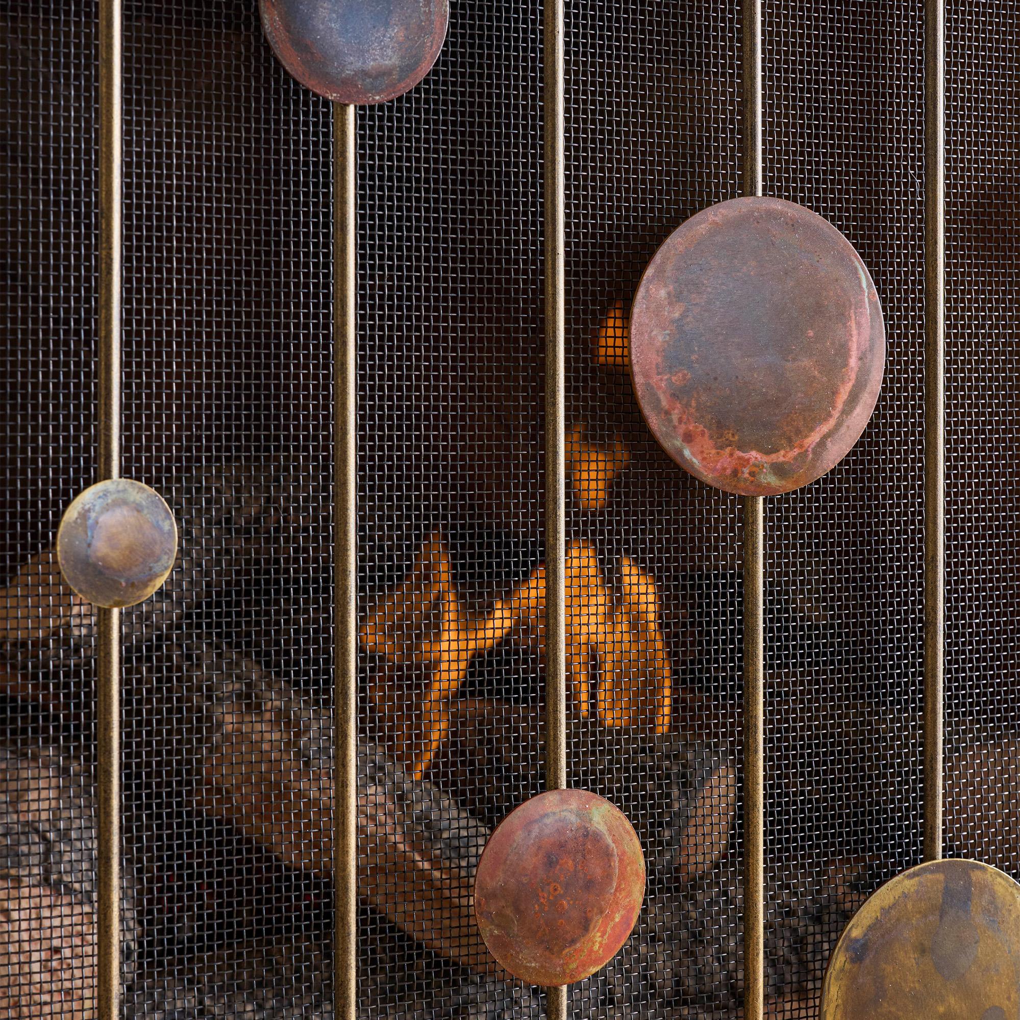 Pantalla de chimenea Striker Mid-Century Modern con pátina y marco de tabaco Hierro en venta