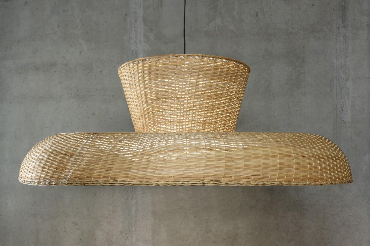 STRIKHA / Ucraino per tetto di paglia / riparo e protezione dell'energia calda di una casa. 
L'illuminazione autentica trae ispirazione dai tetti che ornano le abitazioni tradizionali ucraine (note come hata). Proprio come un tetto ripara dalle
