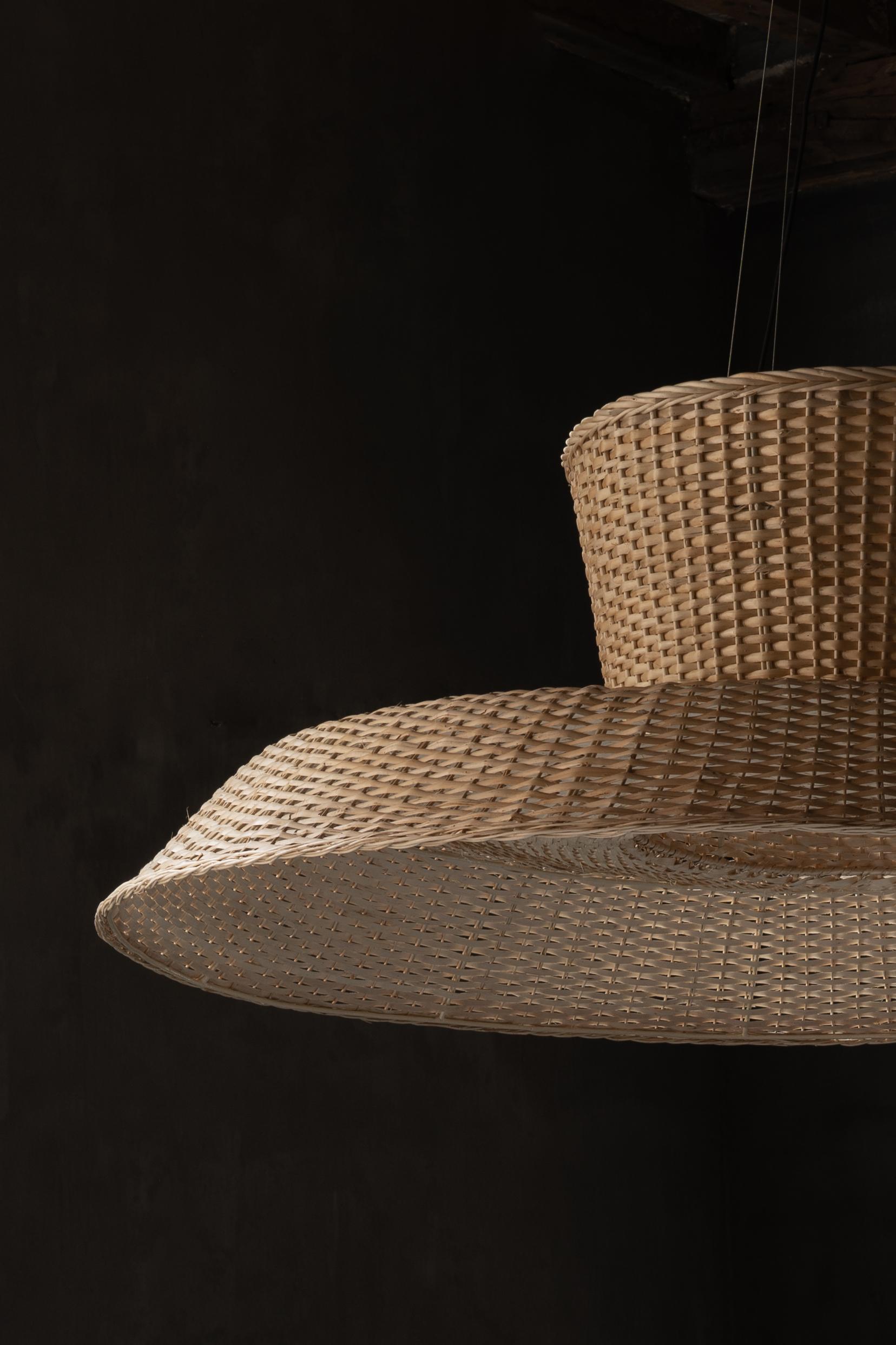 Lampada a sospensione piccola STRIKHA D 35 in. (900 mm) in vendita 2