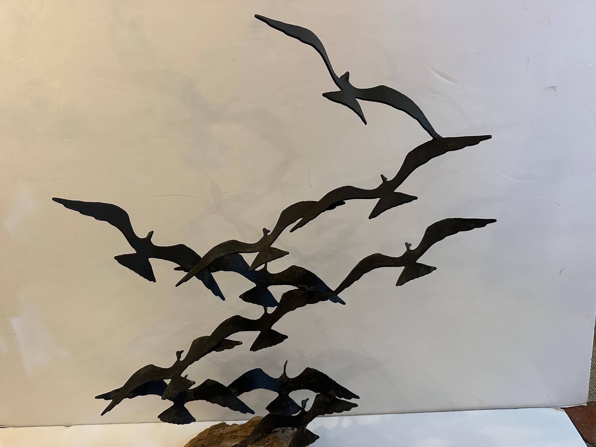 Bellissima scultura brutalista di metà secolo raffigurante uccelli in volo.
Base 12