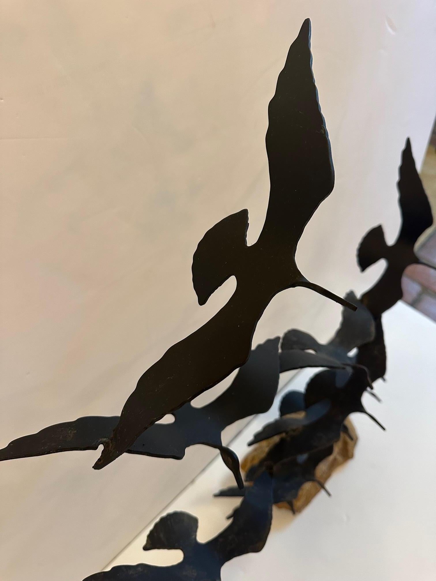 Agata Scultura brutalista con uccelli in volo in vendita