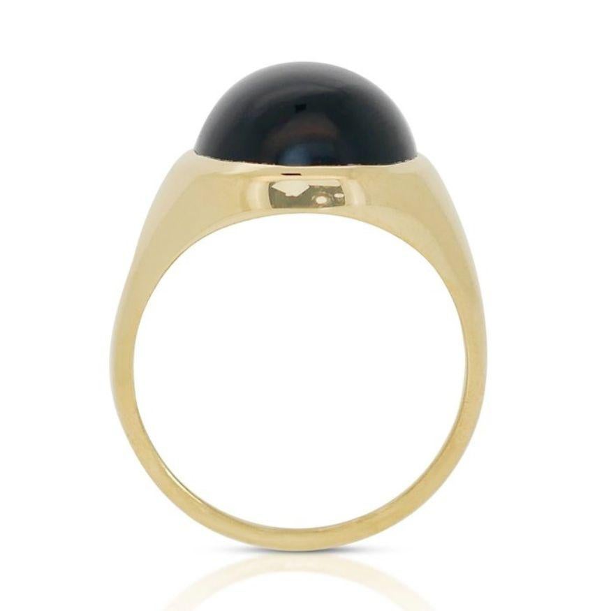 Striking 10.88 Carat Oval Cabochon Cut Onyx Ring in 18K Yellow Gold In New Condition For Sale In רמת גן, IL