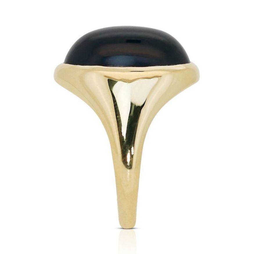 Women's Striking 10.88 Carat Oval Cabochon Cut Onyx Ring in 18K Yellow Gold For Sale