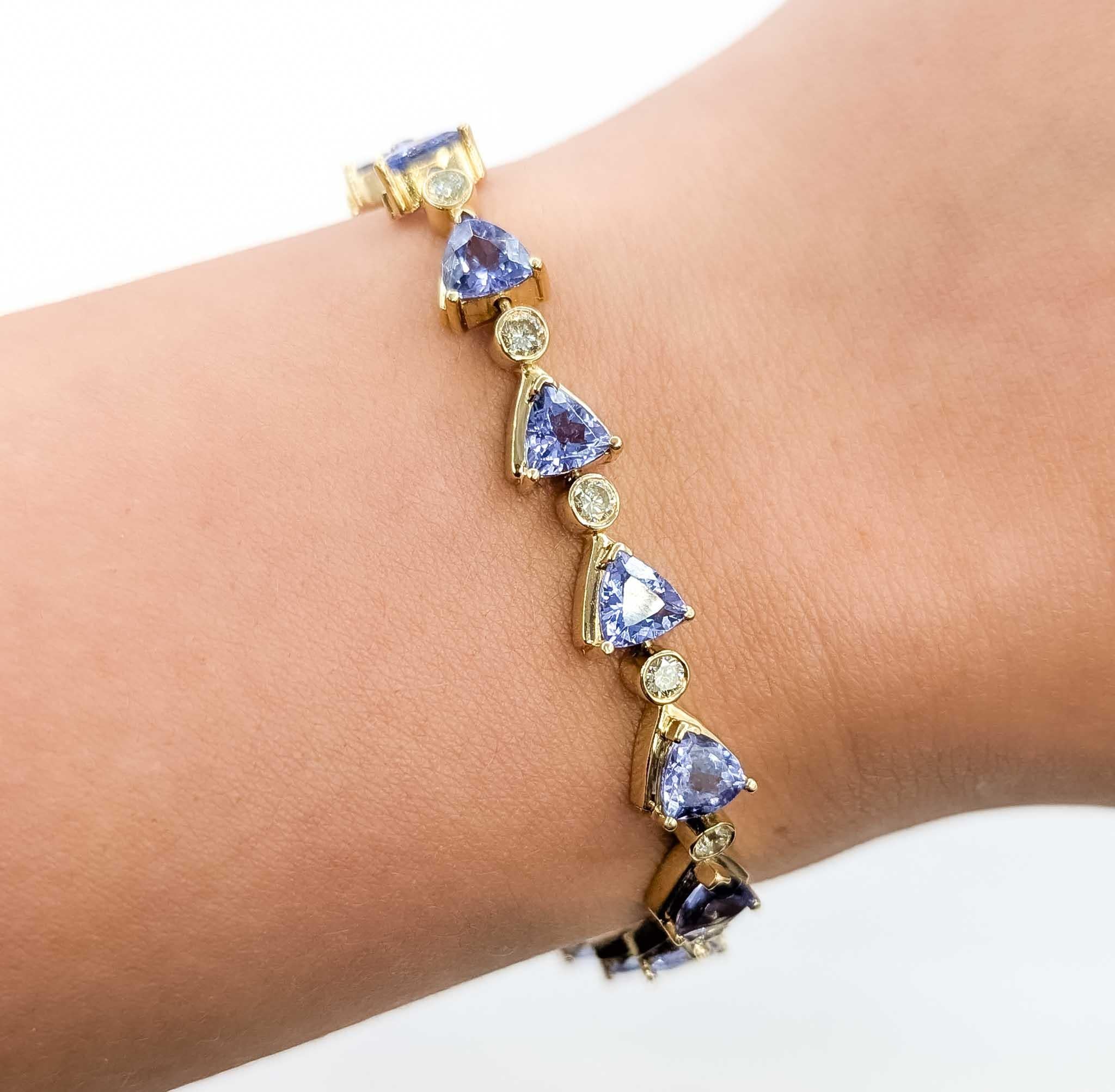 Llamativa pulsera de eslabones de oro amarillo de 14k con tanzanita y diamantes Contemporáneo en venta