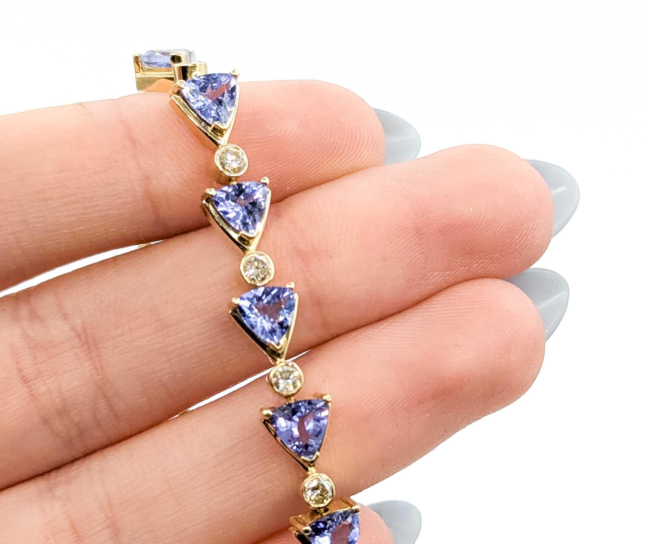 Llamativa pulsera de eslabones de oro amarillo de 14k con tanzanita y diamantes Corte trillion en venta