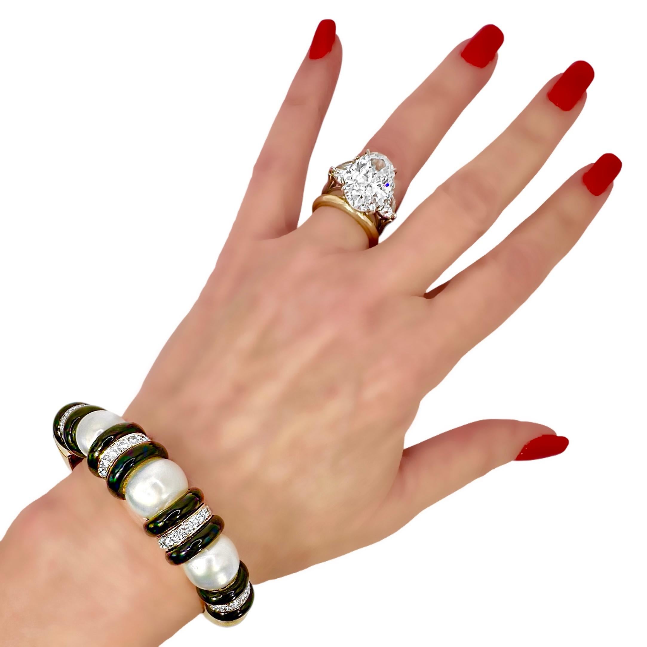 Striking 18K Yellow Gold South Sea Pearl, Onyx And Diamond Bracelet For Sale 7