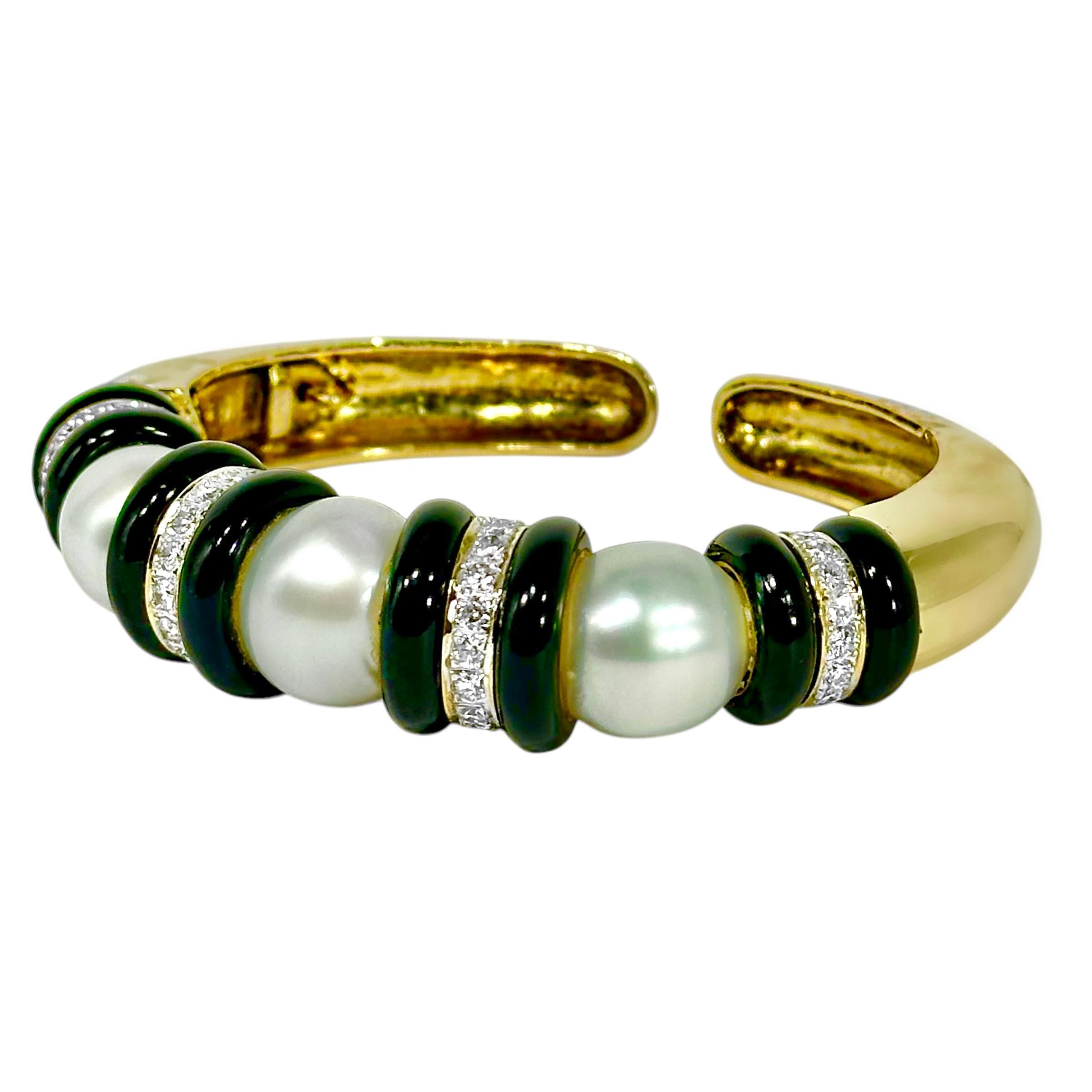 Modern Striking 18K Yellow Gold South Sea Pearl, Onyx And Diamond Bracelet For Sale