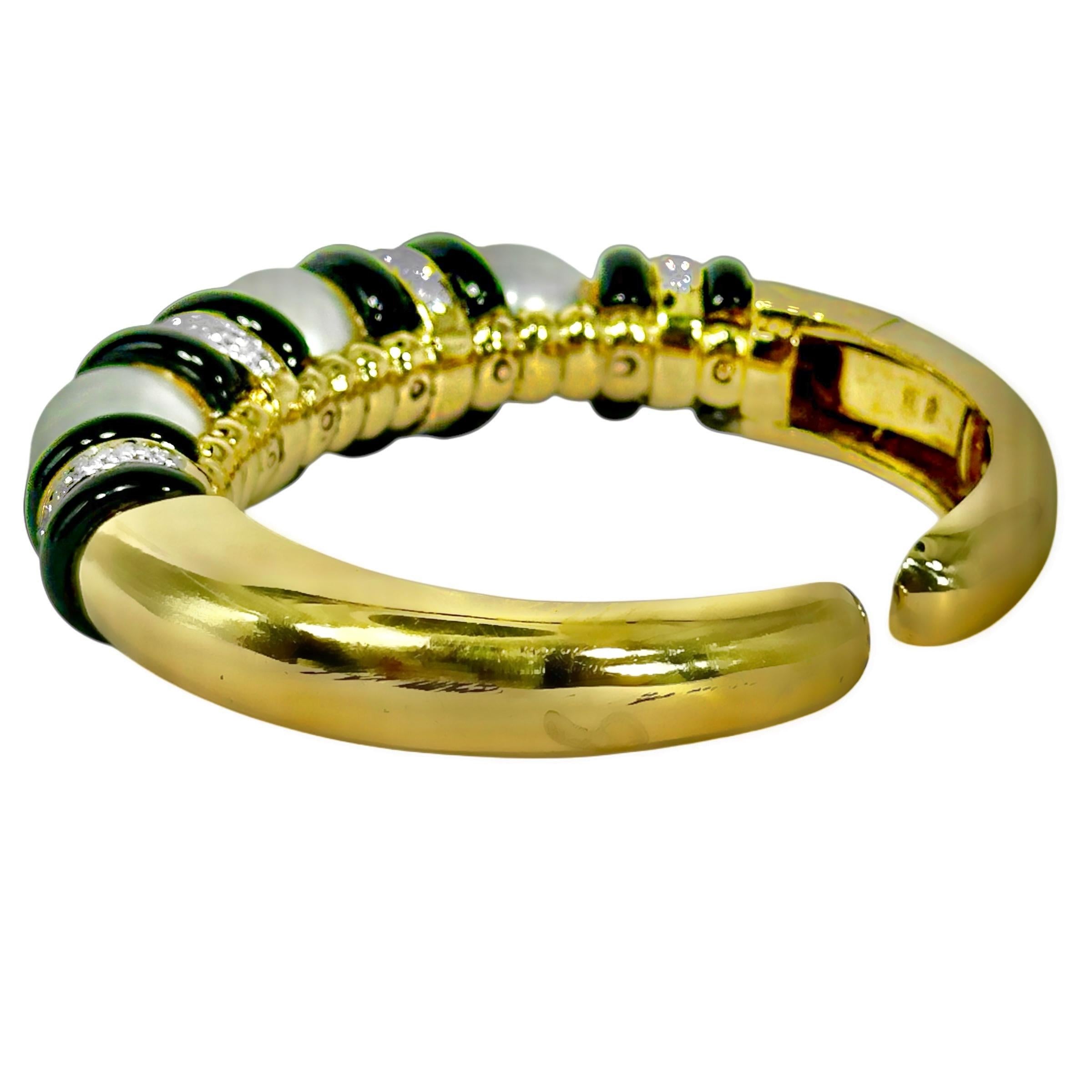 Striking 18K Yellow Gold South Sea Pearl, Onyx And Diamond Bracelet In Good Condition For Sale In Palm Beach, FL
