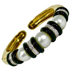 Bracelet saisissant en or jaune 18 carats, perles des mers du Sud, onyx et diamants